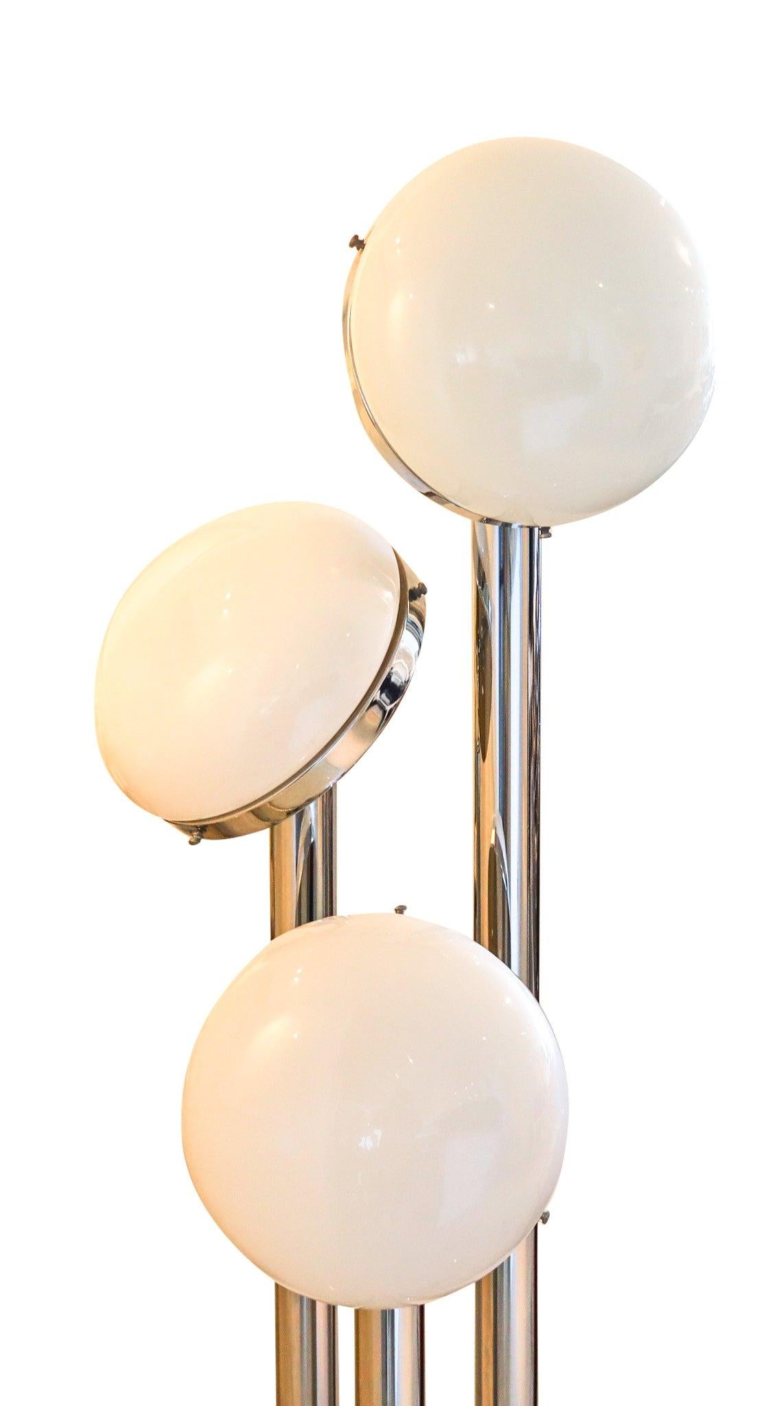 Mid-Century moderno MAZZEGA 1960 Lampada da terra alta modernista in cromo lucido e globi in vetro latteo in vendita
