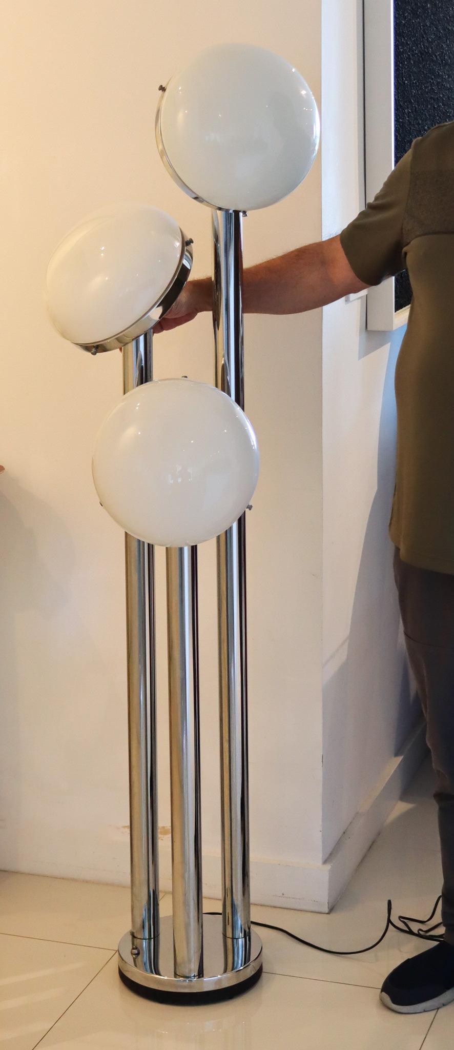 Italiano MAZZEGA 1960 Lampada da terra alta modernista in cromo lucido e globi in vetro latteo in vendita