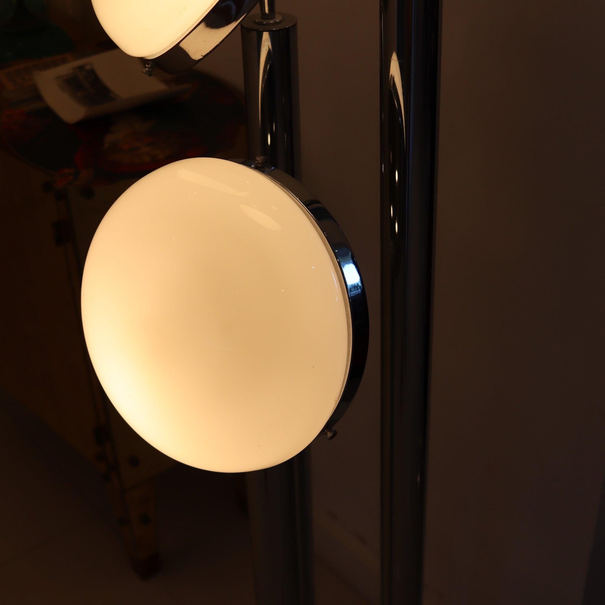 MAZZEGA 1960 Lampada da terra alta modernista in cromo lucido e globi in vetro latteo In condizioni ottime in vendita a Miami, FL