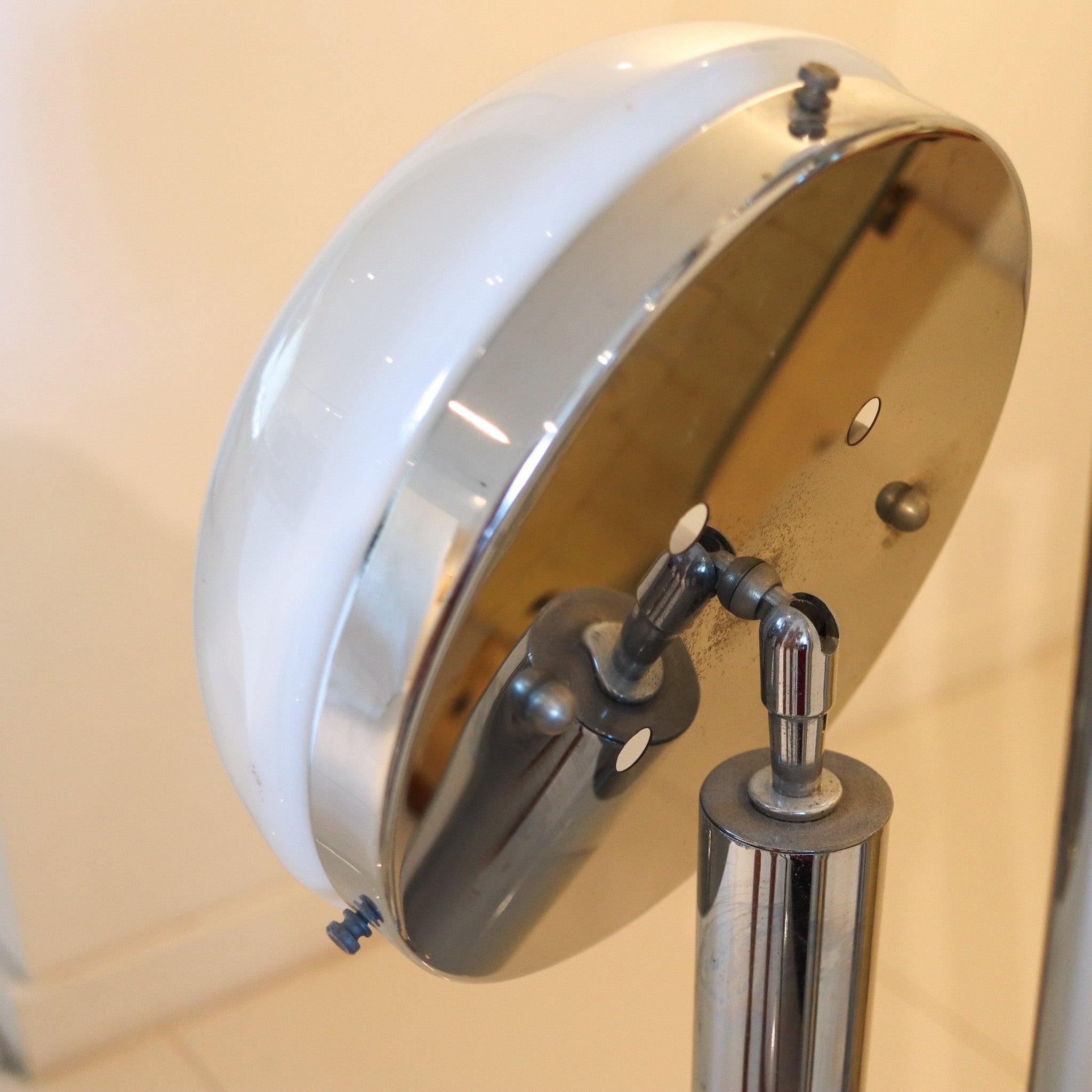 MAZZEGA 1960 Lampada da terra alta modernista in cromo lucido e globi in vetro latteo in vendita 1