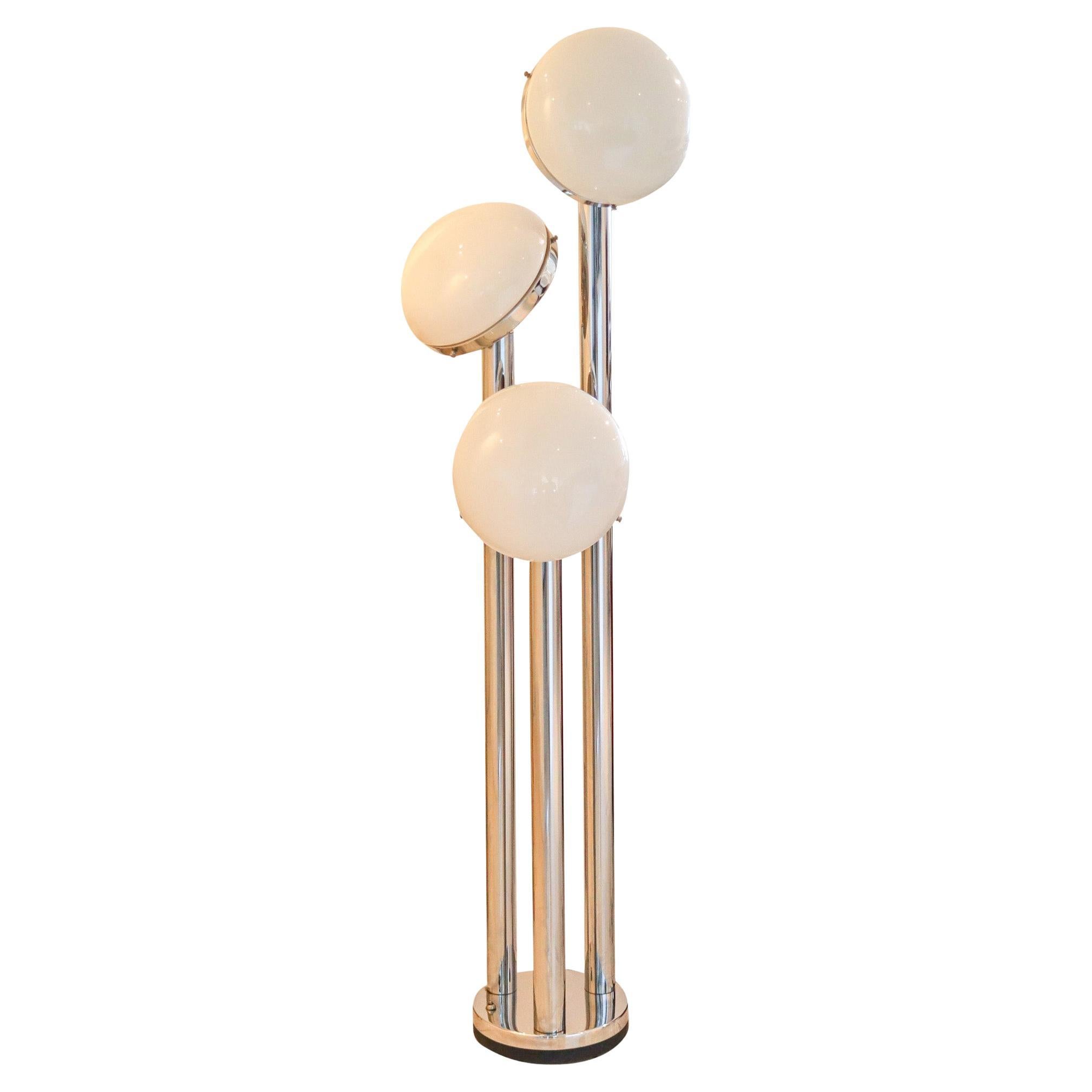 MAZZEGA 1960 Lampada da terra alta modernista in cromo lucido e globi in vetro latteo in vendita