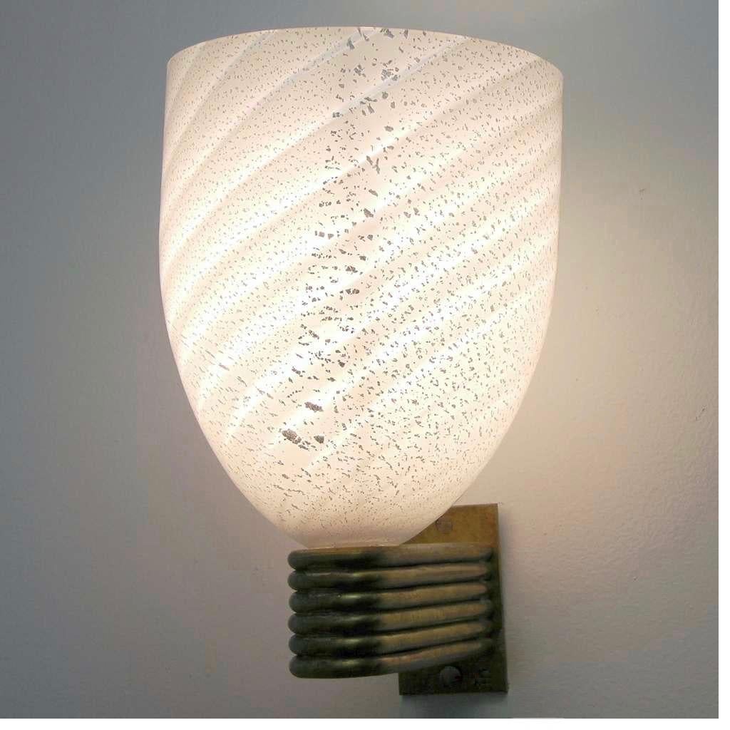Applique veneziana di design organico e glamour hollywoodiano, creazione vintage di Mazzega in stile Art Deco, interamente realizzata a mano, la ciotola in vetro soffiato bianco di alta qualità di Mazzega Murano lavorato con inclusioni metalliche di