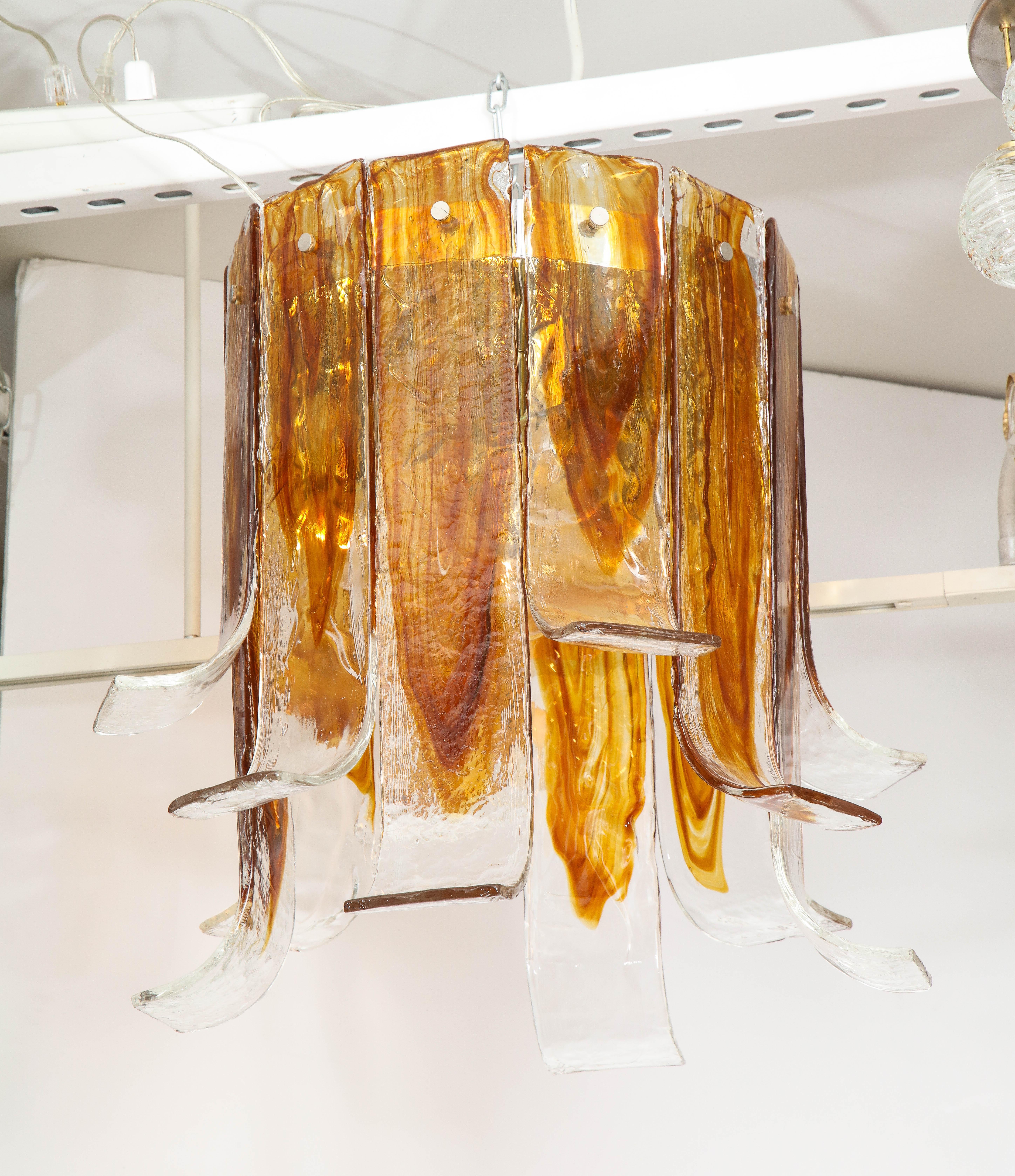 Montatura da incasso del Medioevo con elementi arricciati in vetro di Murano nei toni del chiaro e dell'ambra. Il vetro può essere configurato con curve verso l'interno o verso l'esterno. Ricablato per l'uso negli Stati Uniti. 5 prese.