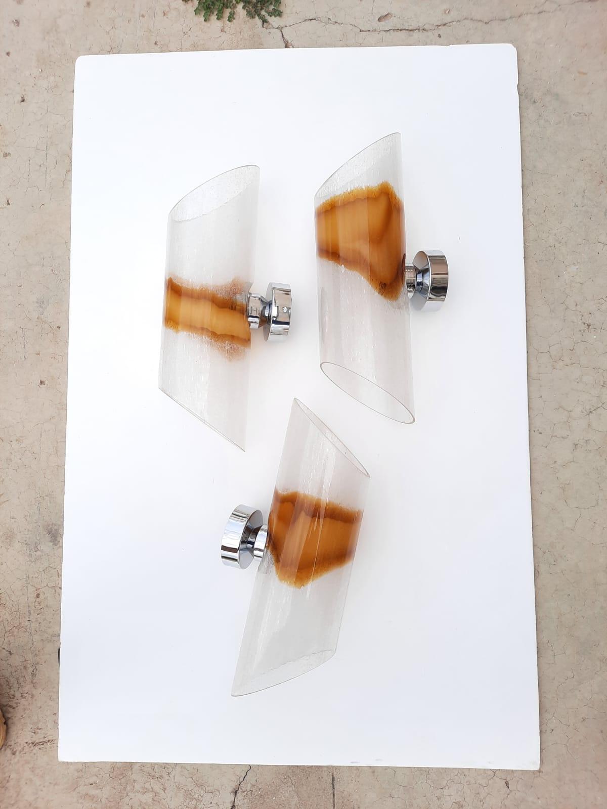 Magnifique ensemble d'appliques murales Mazzetta des années 1960 dans le style Space Age avec abat-jour en verre soufflé de Murano 
