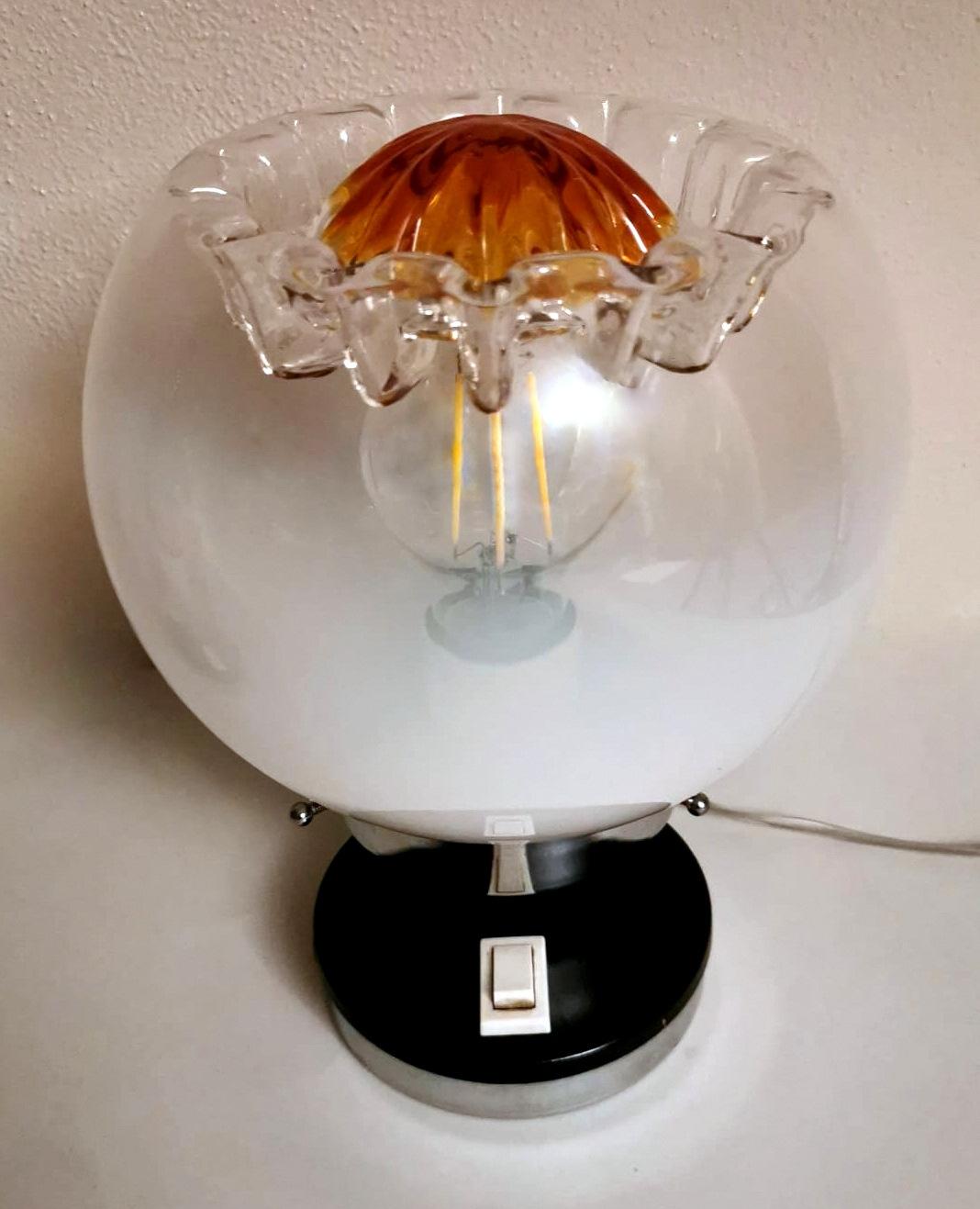 Paire de lampes de bureau attribuée à Mazzega en métal nickelé et verre de Murano dépoli en vente 2