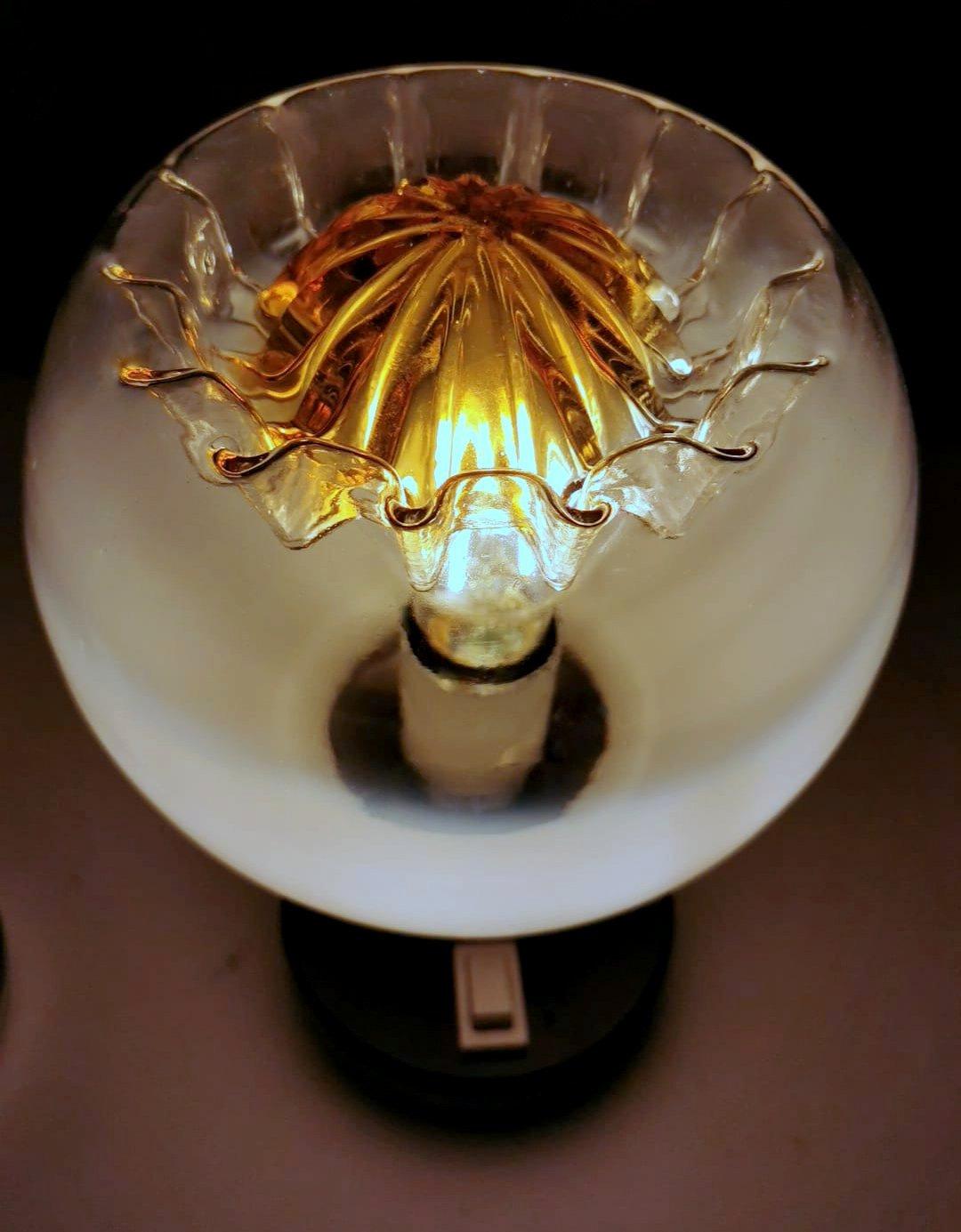 Paire de lampes de bureau attribuée à Mazzega en métal nickelé et verre de Murano dépoli en vente 4