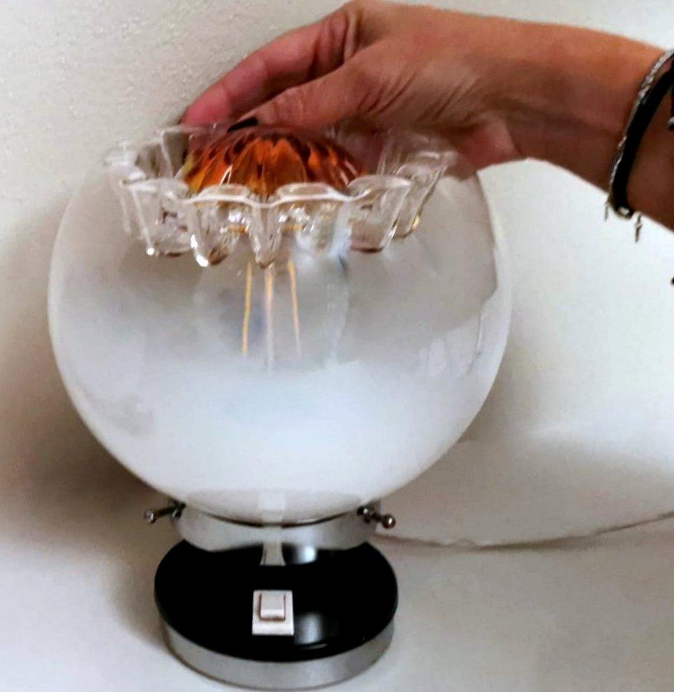 Paire de lampes de bureau attribuée à Mazzega en métal nickelé et verre de Murano dépoli en vente 7