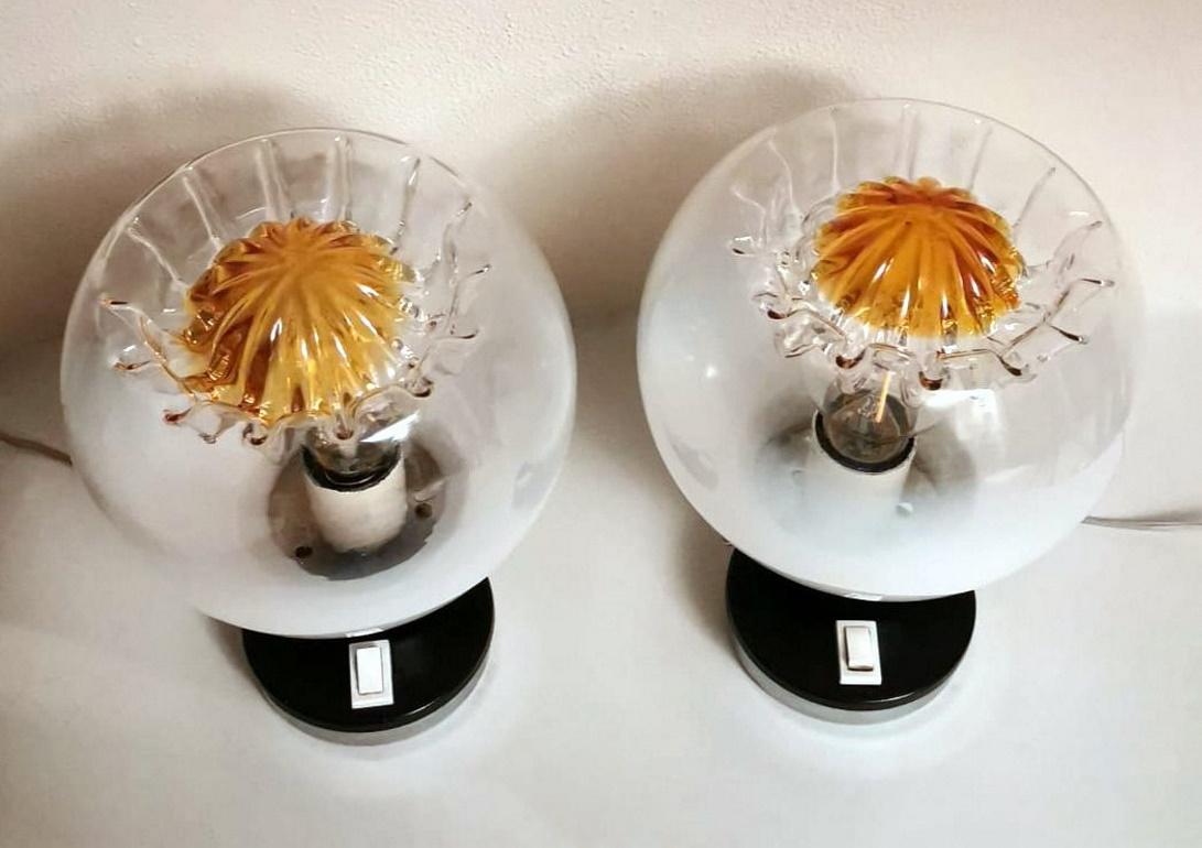 italien Paire de lampes de bureau attribuée à Mazzega en métal nickelé et verre de Murano dépoli en vente