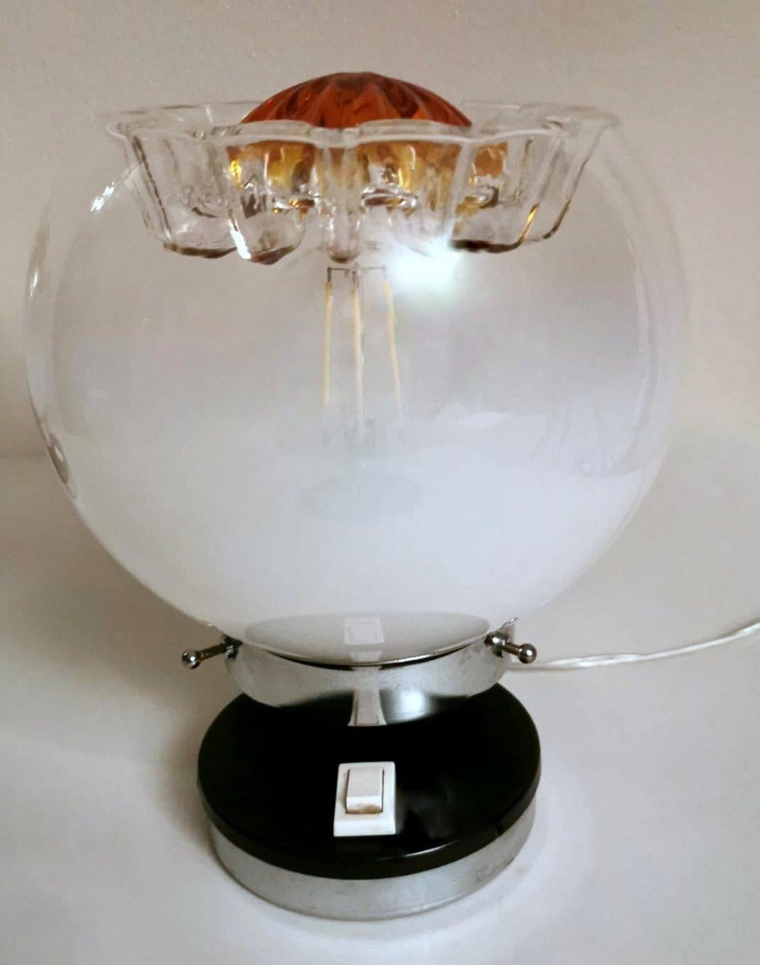 20ième siècle Paire de lampes de bureau attribuée à Mazzega en métal nickelé et verre de Murano dépoli en vente