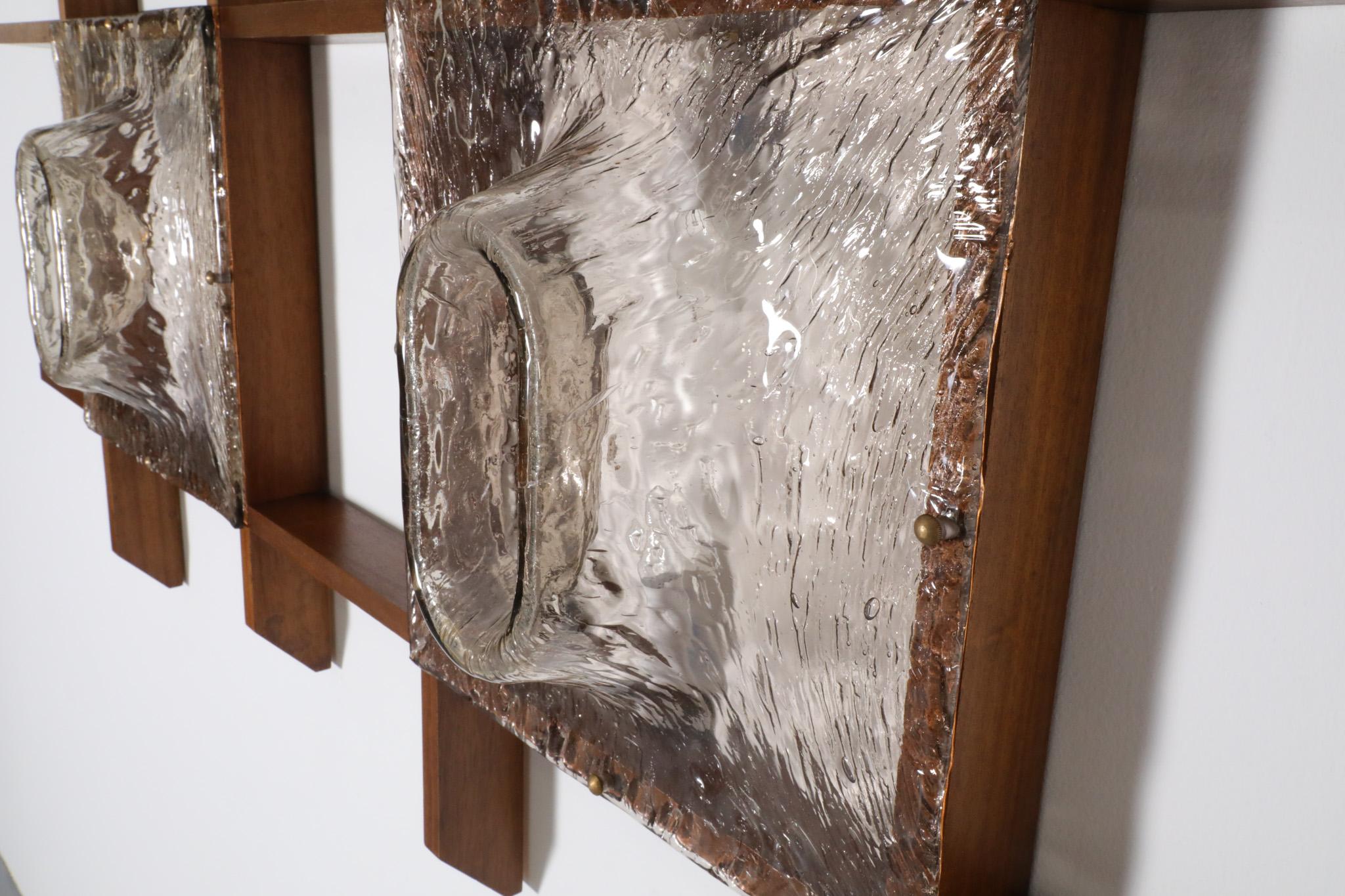 Mazzega zugeschriebene italienische Wandleuchte aus Teakholz mit gespaltenen Glasschirmen im Angebot 4