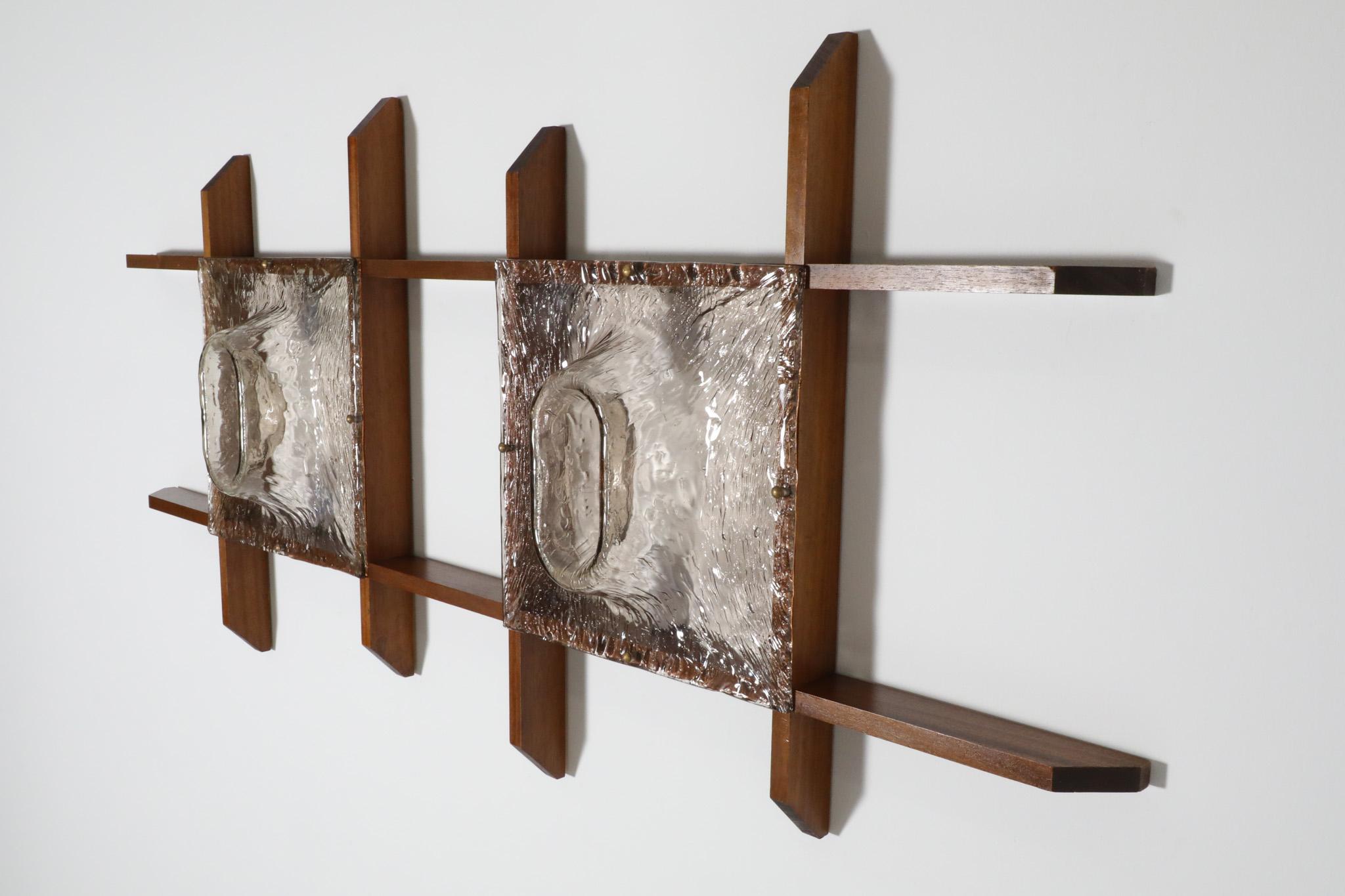 Mazzega zugeschriebene italienische Wandleuchte aus Teakholz mit gespaltenen Glasschirmen im Angebot 8