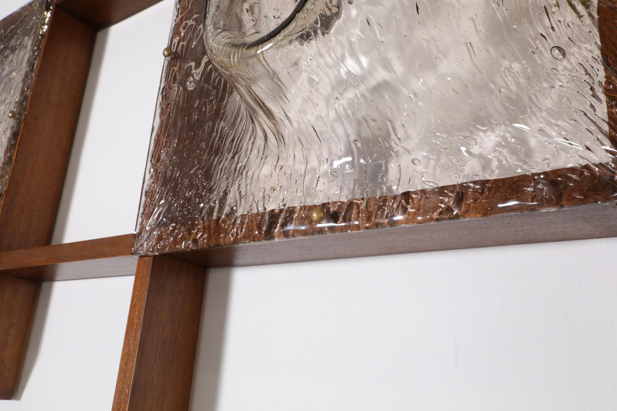 Mazzega zugeschriebene italienische Wandleuchte aus Teakholz mit gespaltenen Glasschirmen im Angebot 10