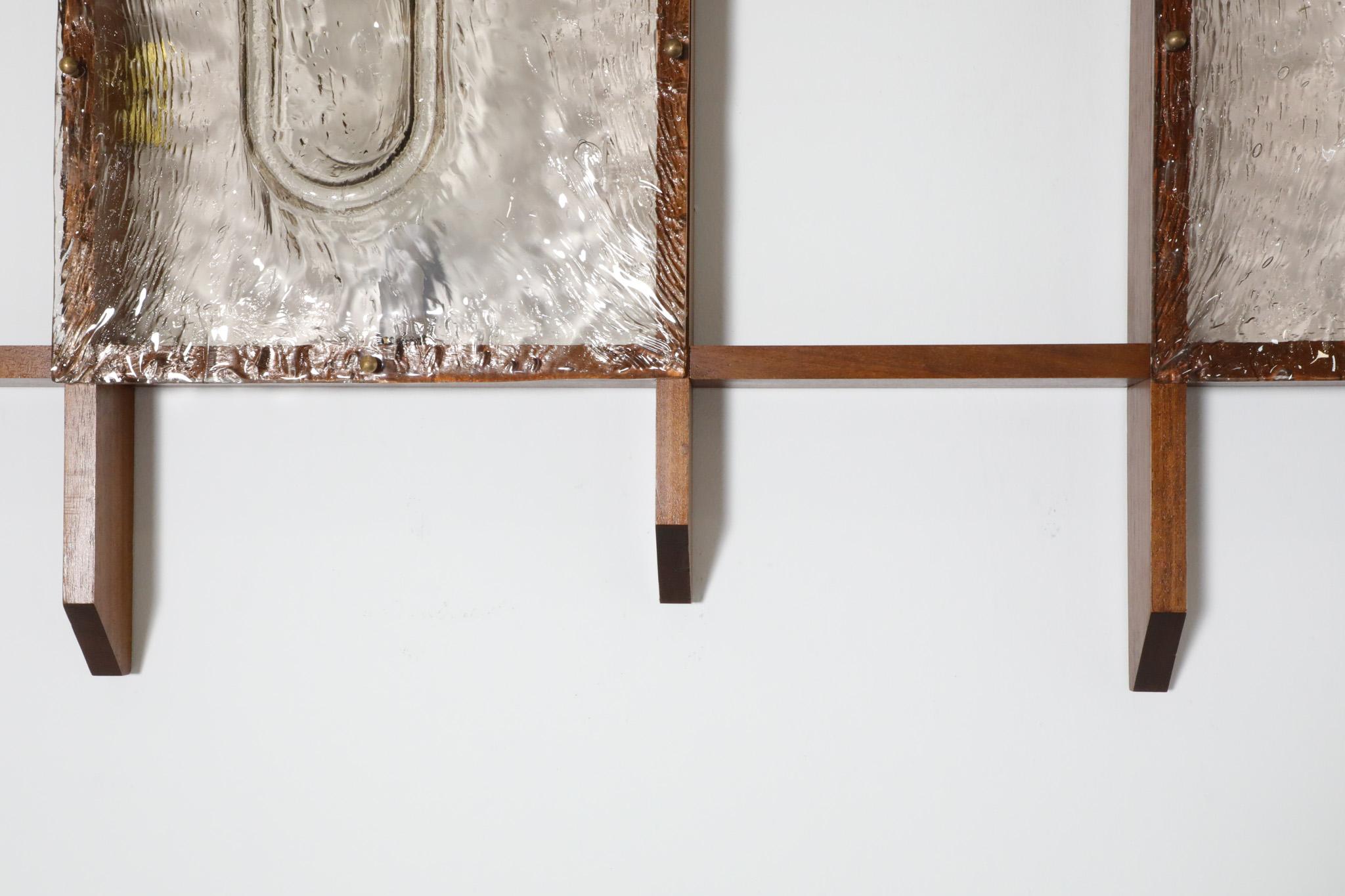 Mazzega zugeschriebene italienische Wandleuchte aus Teakholz mit gespaltenen Glasschirmen im Angebot 12