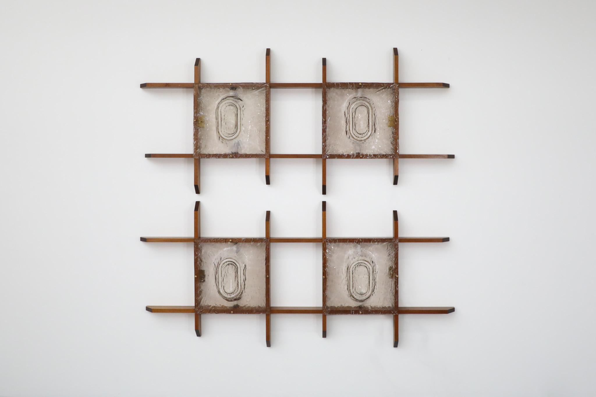 Mid-Century Mazzega zugeschrieben italienischen MOD Teakholz Gitter umrahmt Wandleuchten mit organischen Slump geformt Glasplatte Schirme. Einzigartiges Design, das ein wahrer Gesprächsanlass ist. Can vertikal oder horizontal aufgehängt werden. Zwei