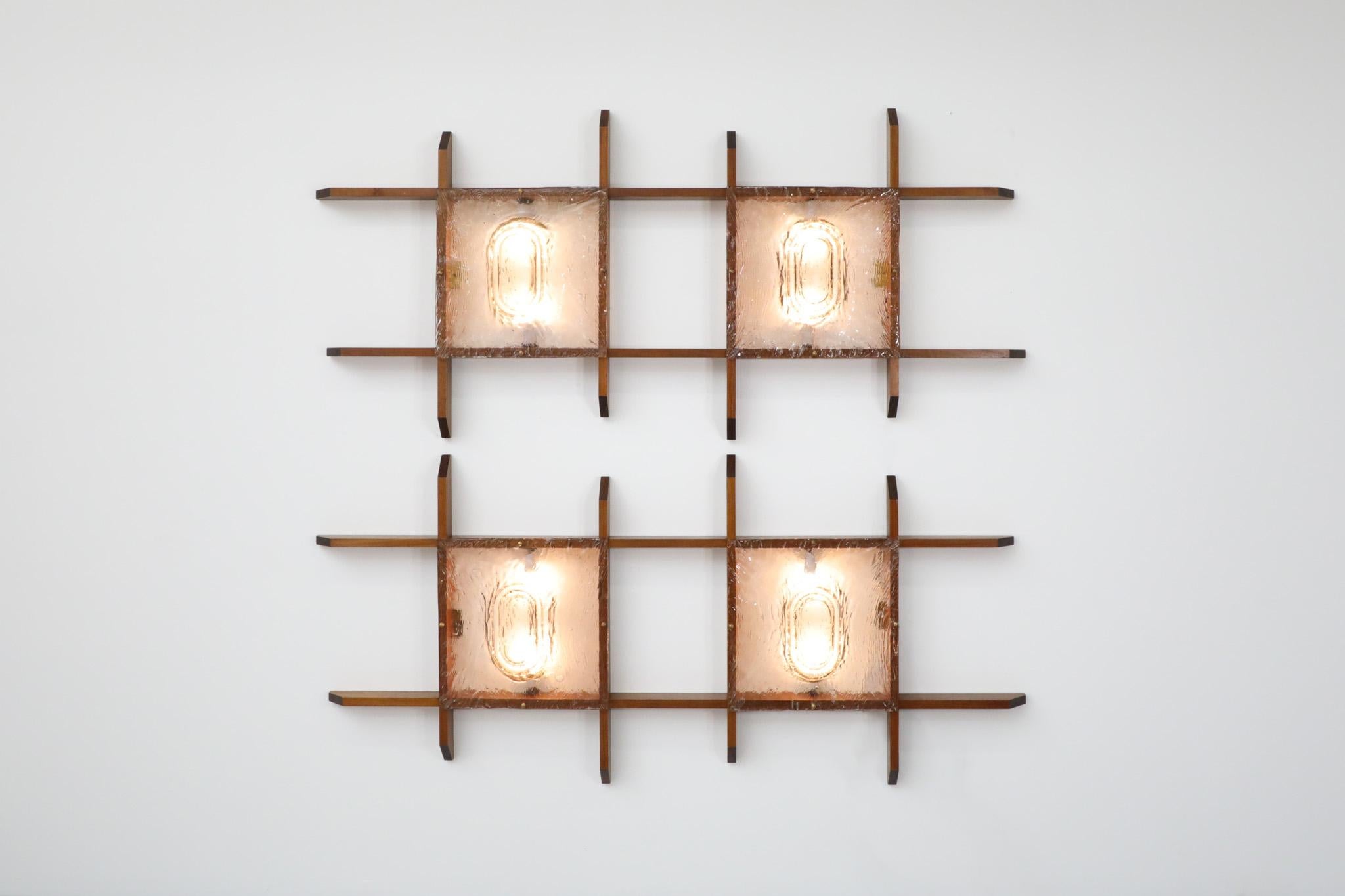 Mazzega zugeschriebene italienische Wandleuchte aus Teakholz mit gespaltenen Glasschirmen (Moderne der Mitte des Jahrhunderts) im Angebot