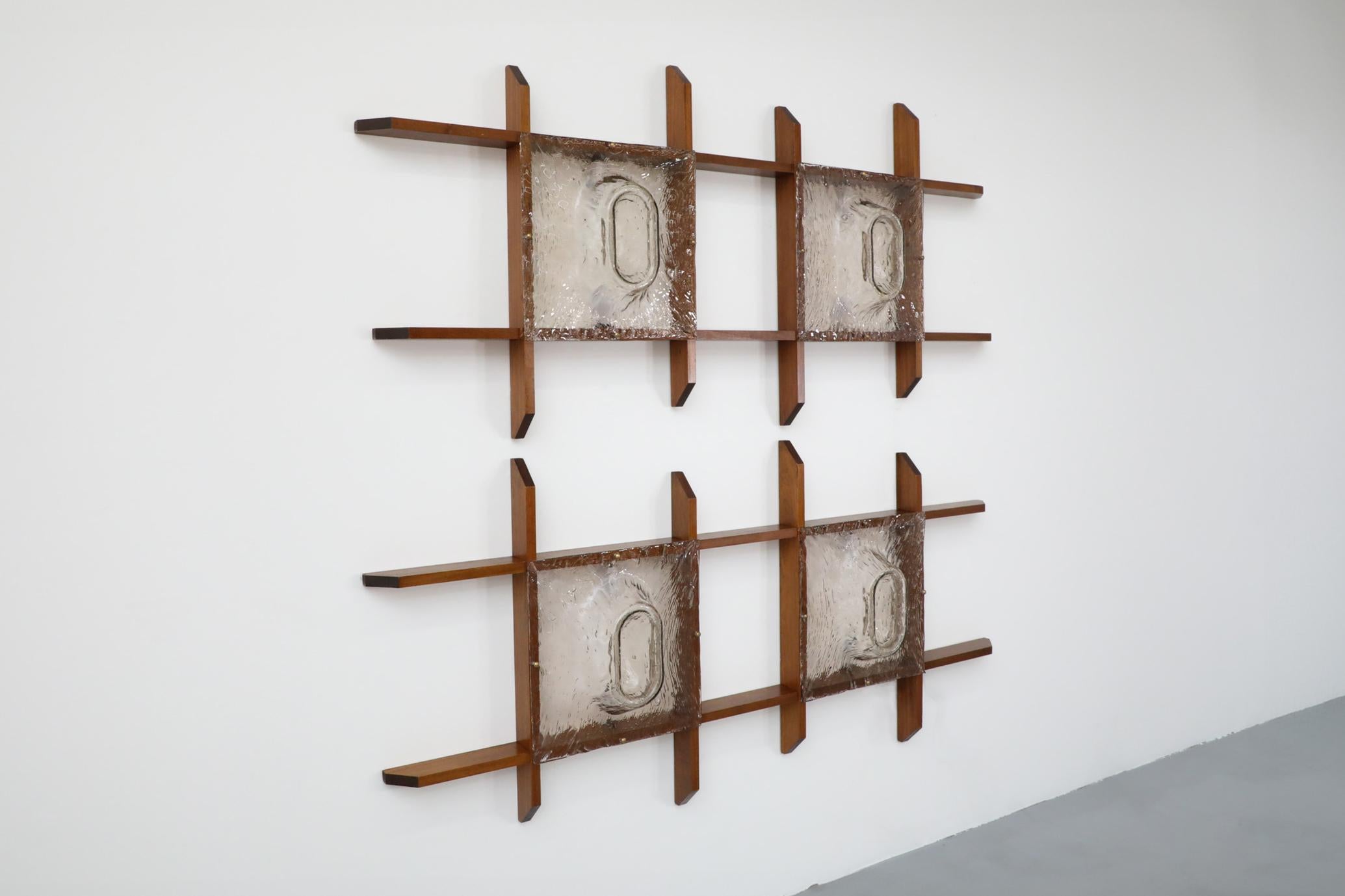 Mazzega zugeschriebene italienische Wandleuchte aus Teakholz mit gespaltenen Glasschirmen (Italienisch) im Angebot