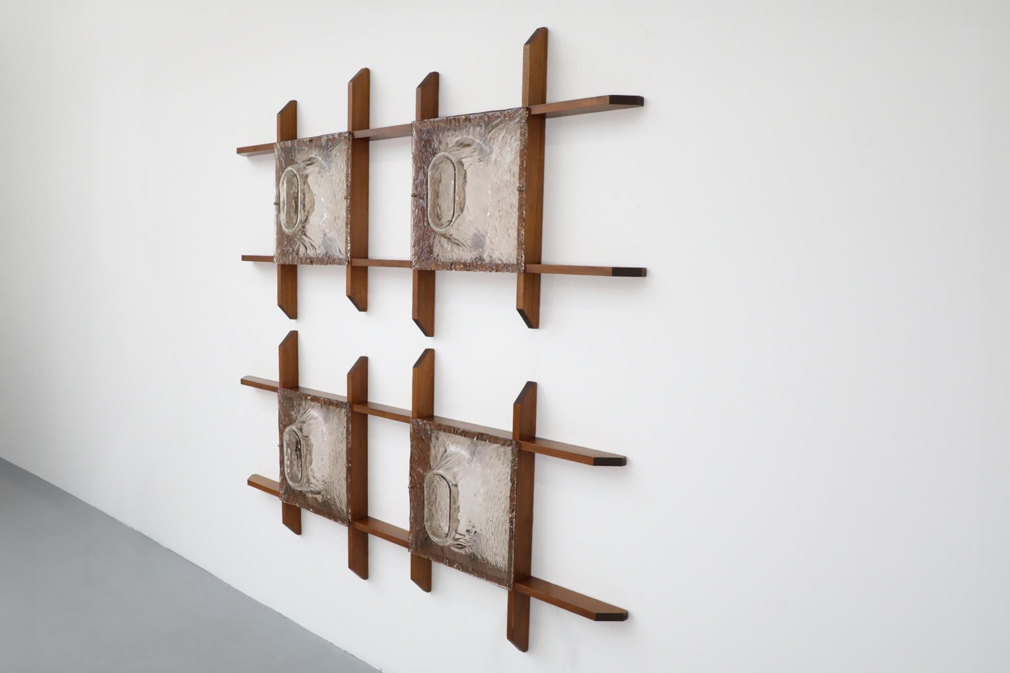 Mazzega zugeschriebene italienische Wandleuchte aus Teakholz mit gespaltenen Glasschirmen (Geformt) im Angebot
