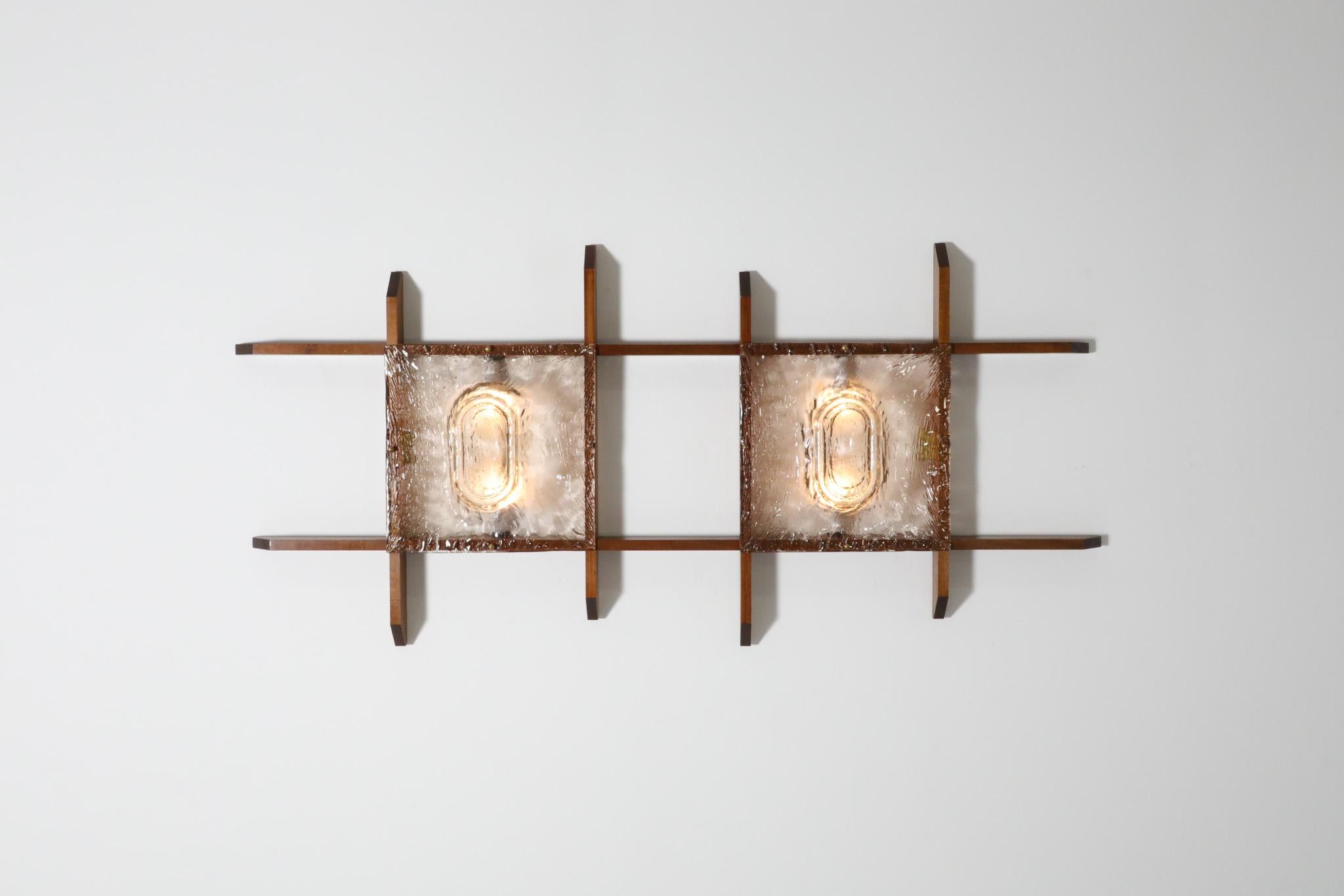 Mazzega zugeschriebene italienische Wandleuchte aus Teakholz mit gespaltenen Glasschirmen im Zustand „Gut“ im Angebot in Los Angeles, CA