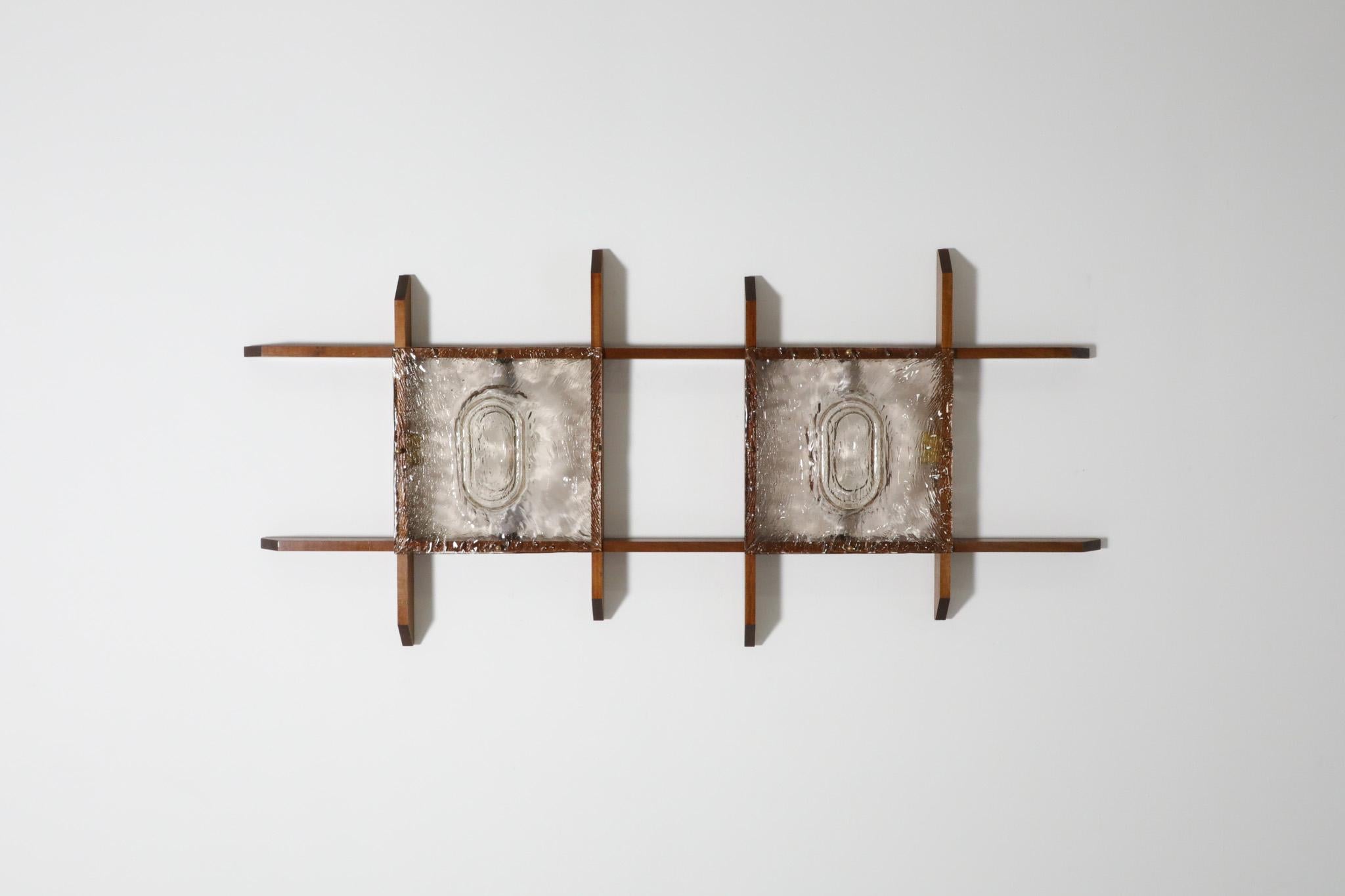 Mazzega zugeschriebene italienische Wandleuchte aus Teakholz mit gespaltenen Glasschirmen (20. Jahrhundert) im Angebot