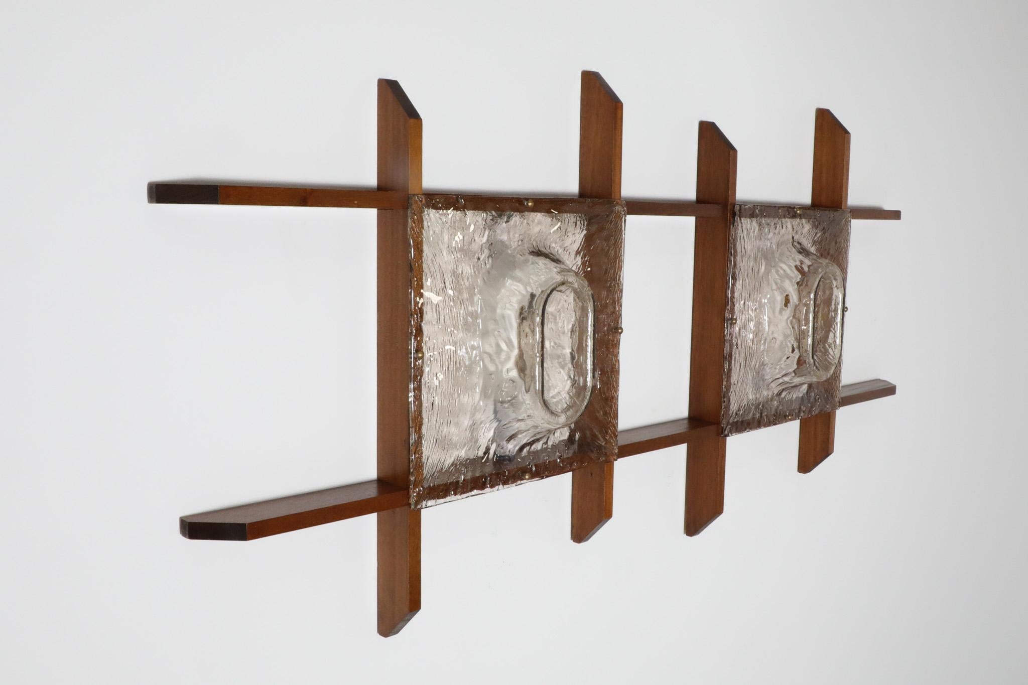 Mazzega zugeschriebene italienische Wandleuchte aus Teakholz mit gespaltenen Glasschirmen im Angebot 2