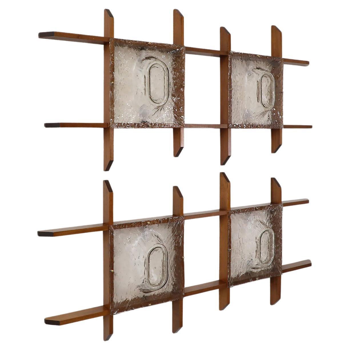 Mazzega zugeschriebene italienische Wandleuchte aus Teakholz mit gespaltenen Glasschirmen