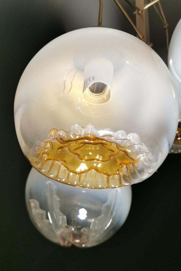 Lampadario in ottone satinato e vetro di Murano di Mazzega Attributed in vendita 5