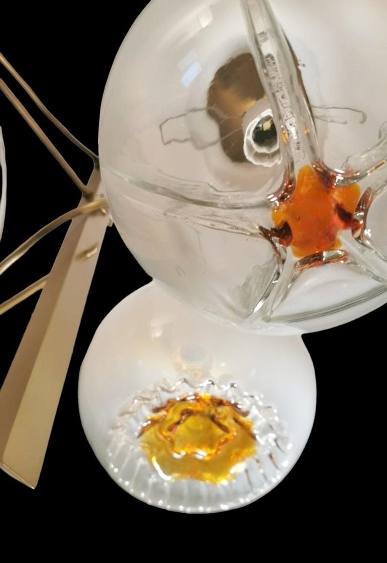 Lampadario in ottone satinato e vetro di Murano di Mazzega Attributed in vendita 6