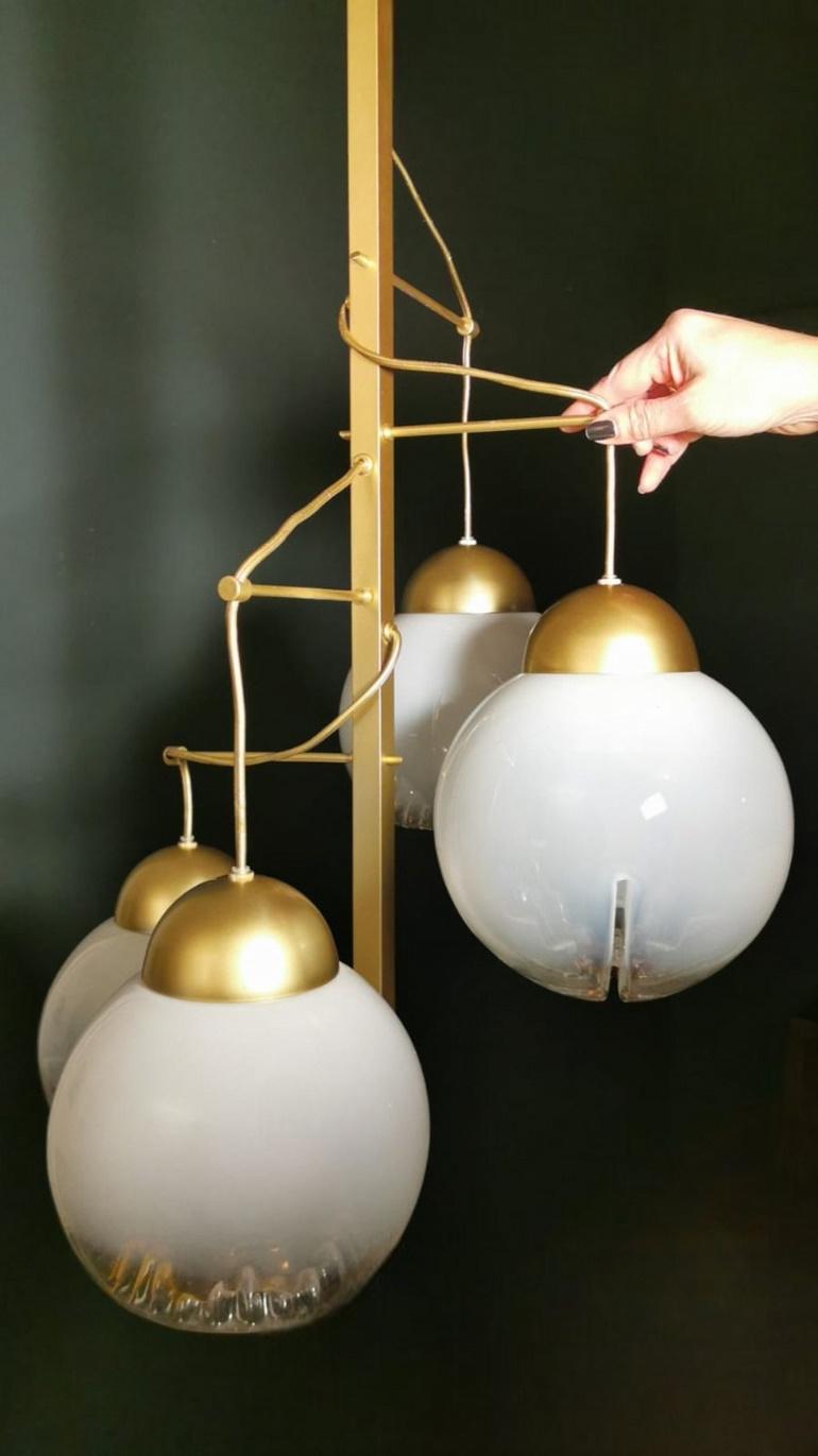 Lampadario in ottone satinato e vetro di Murano di Mazzega Attributed in vendita 10