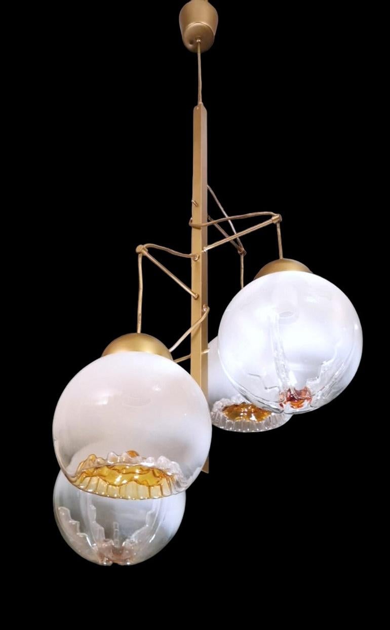 Italiano Lampadario in ottone satinato e vetro di Murano di Mazzega Attributed in vendita