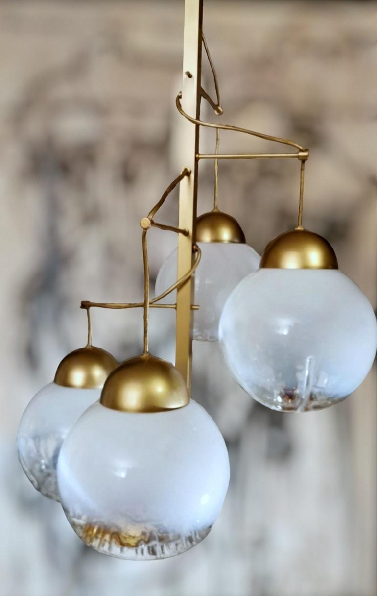 Fatto a mano Lampadario in ottone satinato e vetro di Murano di Mazzega Attributed in vendita