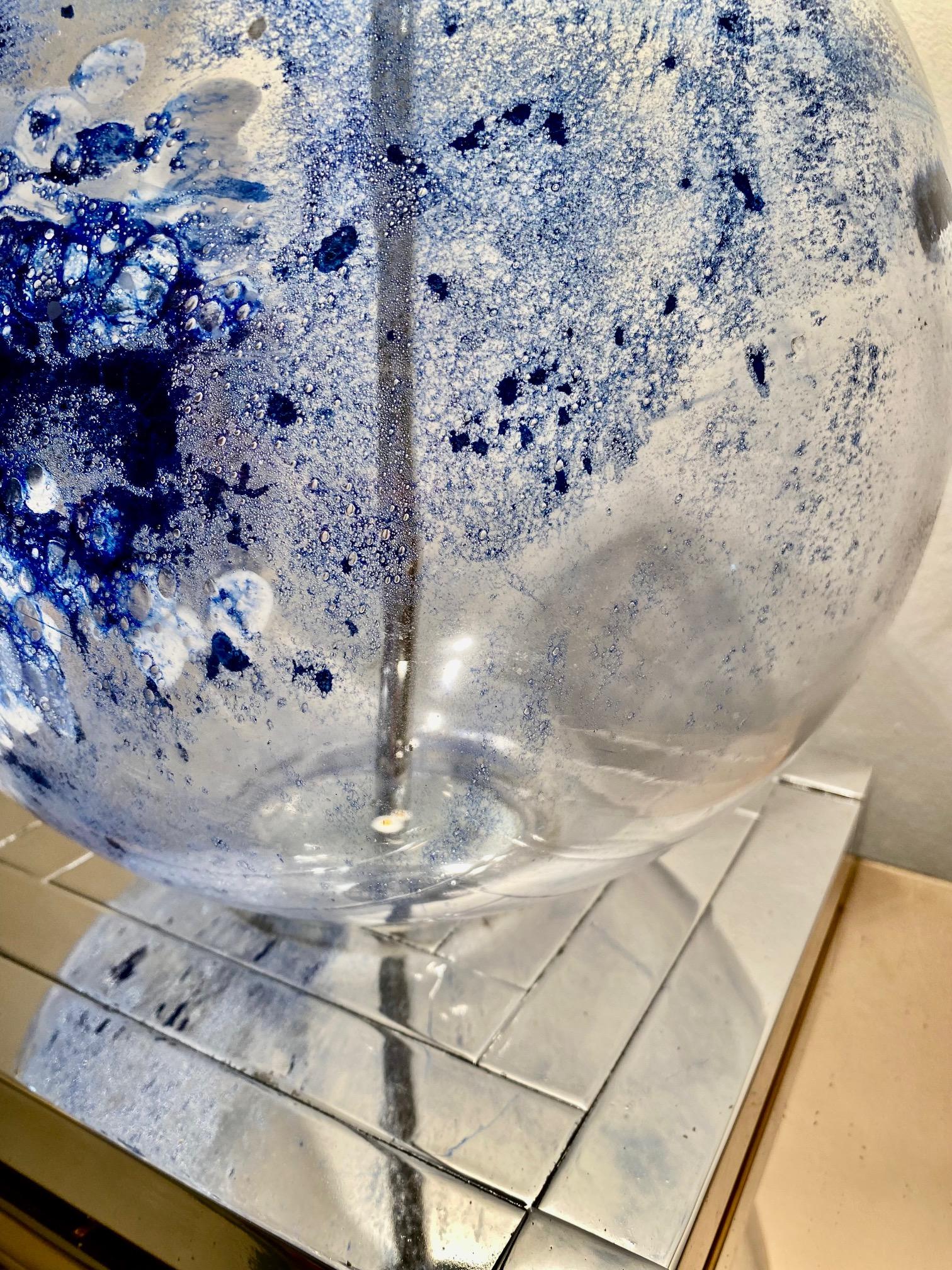 Exceptionnelle lampe de table Mazzega de Lumica, avec un grand verre Murano et une structure chromée. Le design et la qualité du verre font de cette pièce le meilleur du design italien. Ces mazzega uniques en verre de Murano sont