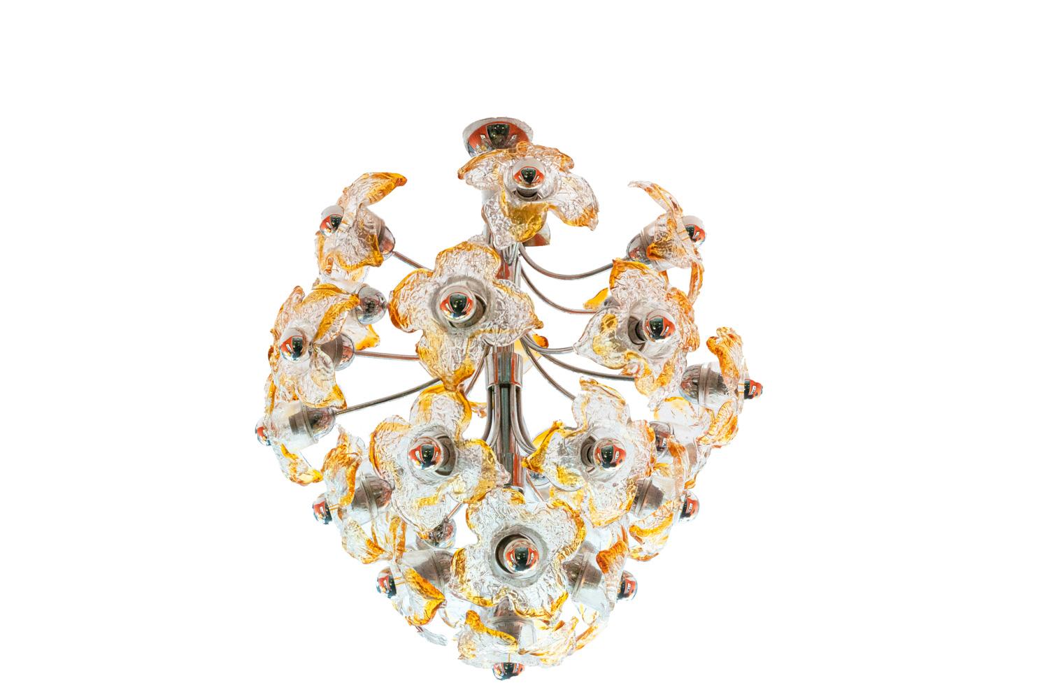 Mazzega, attributed to.
Chandelier in transparent and orange Murano glass decorated with flowers held by chromed metal rods.

Italian work realized in the 1950s.

New and functional electrical system.

The Mazzega glass manufacture was