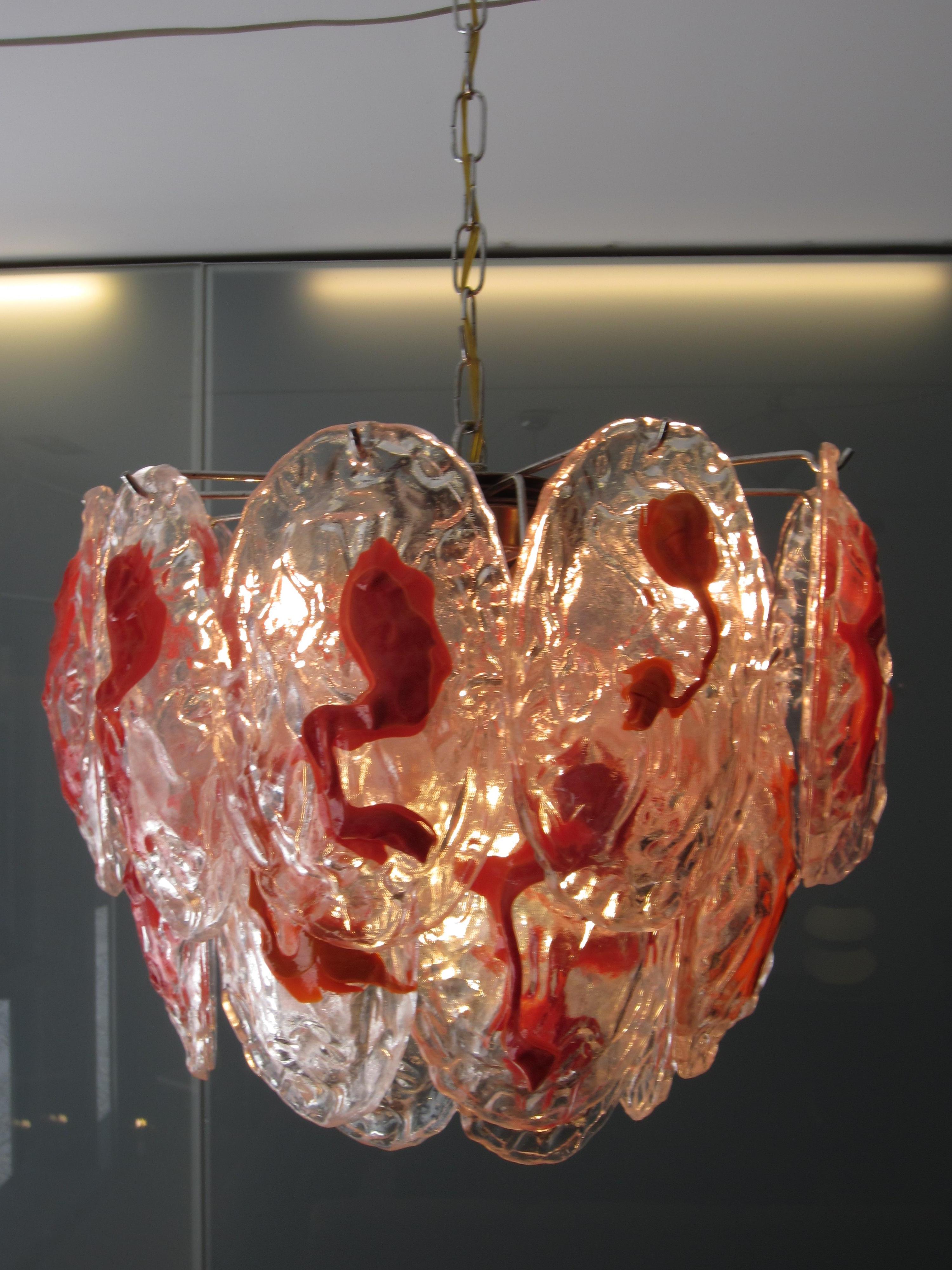 Hanging chandelier from the 1960s-1970s attributed to Mazzega, Italy.
5 lights, 24 glasses with decorations in molten coral red glass.
Glass in very good condition.