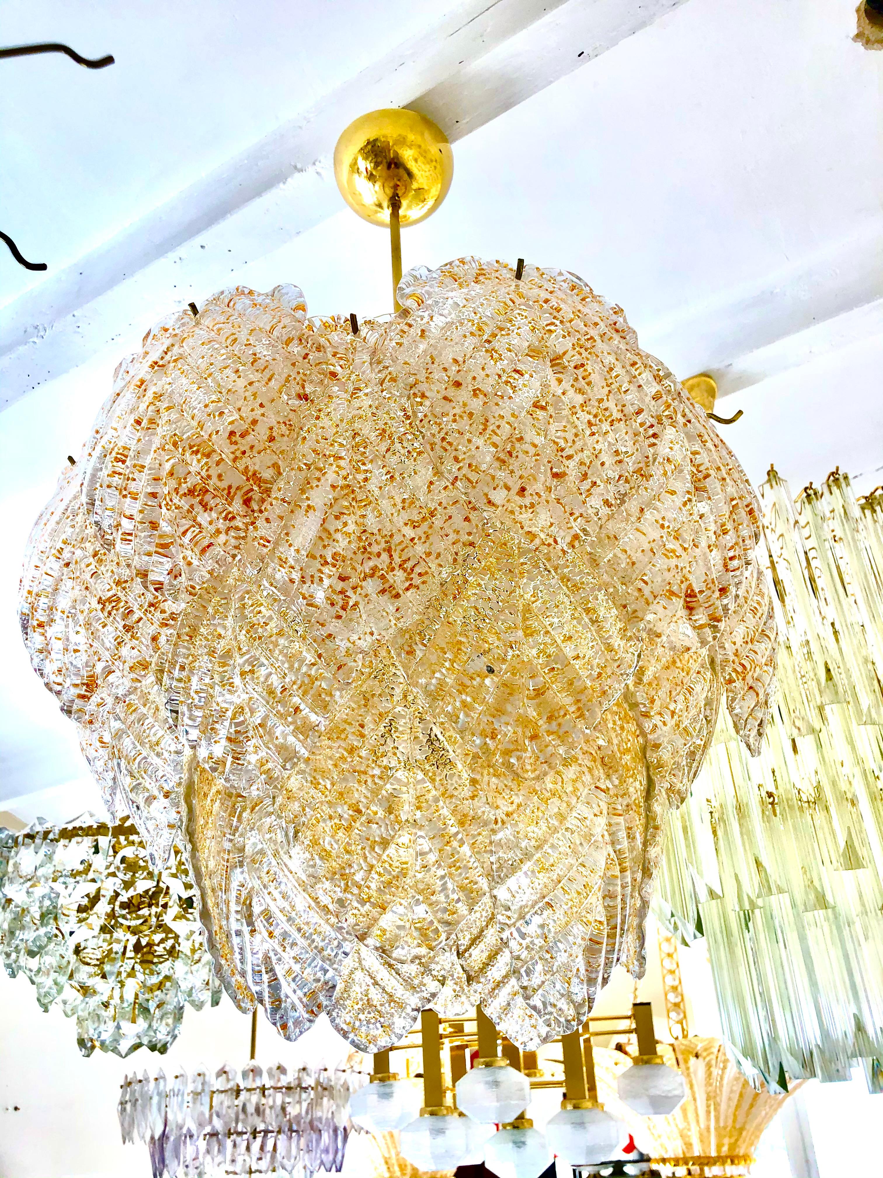 Exceptional Mazzega chandelier with large leaves glass bicolore Murano with gilt gold structure . The Design and the quality of the glass make this piece the best of the italian Design .
This unique Mazzegai chandelier in ice frost bicolore glass