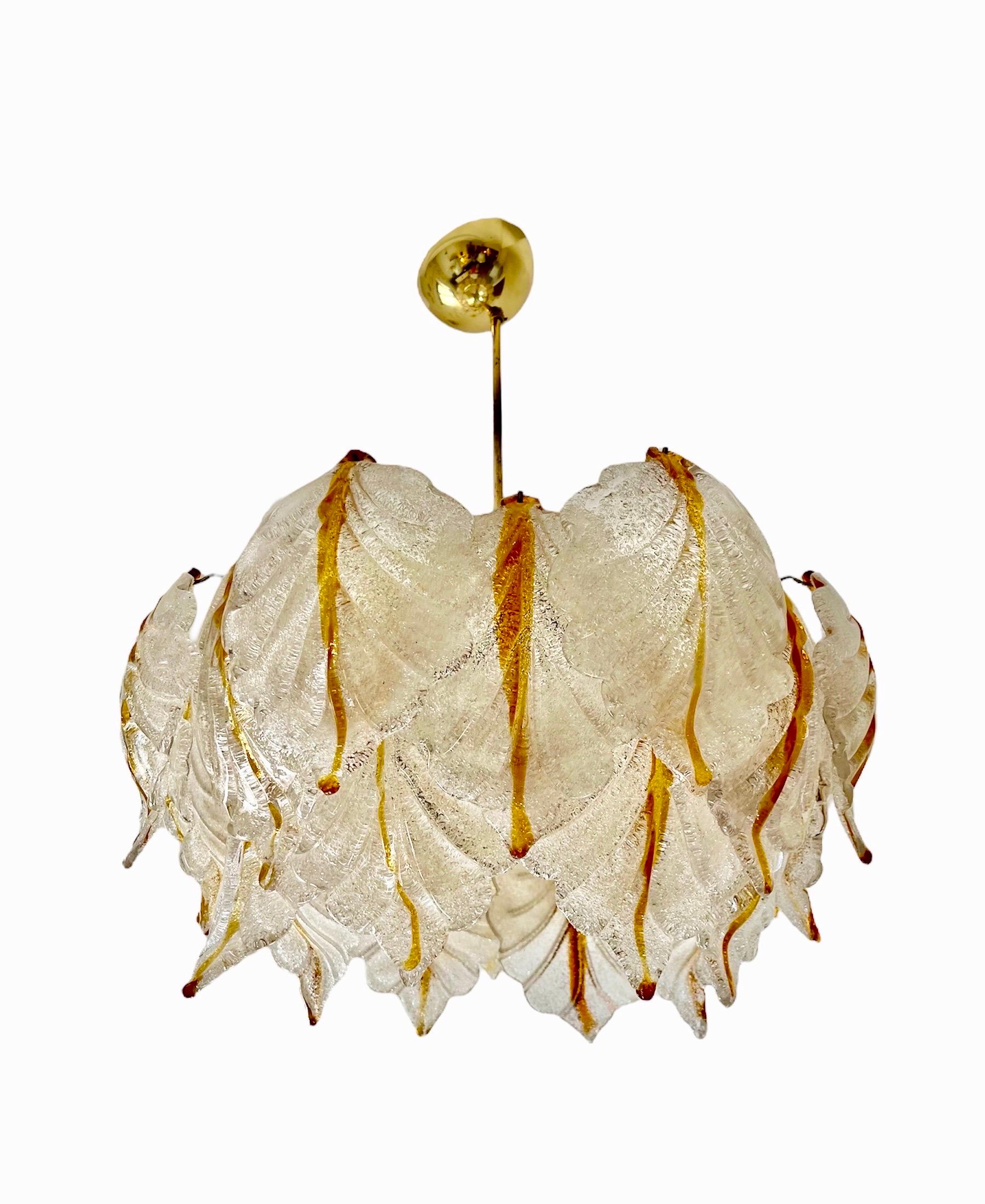 Exceptionnel lustre Mazzega à grandes feuilles en verre bicolore Murano avec structure en or doré. Le design et la qualité du verre font de cette pièce le meilleur du design italien.
Ce lustre unique de Murano en verre bicolore glacé est