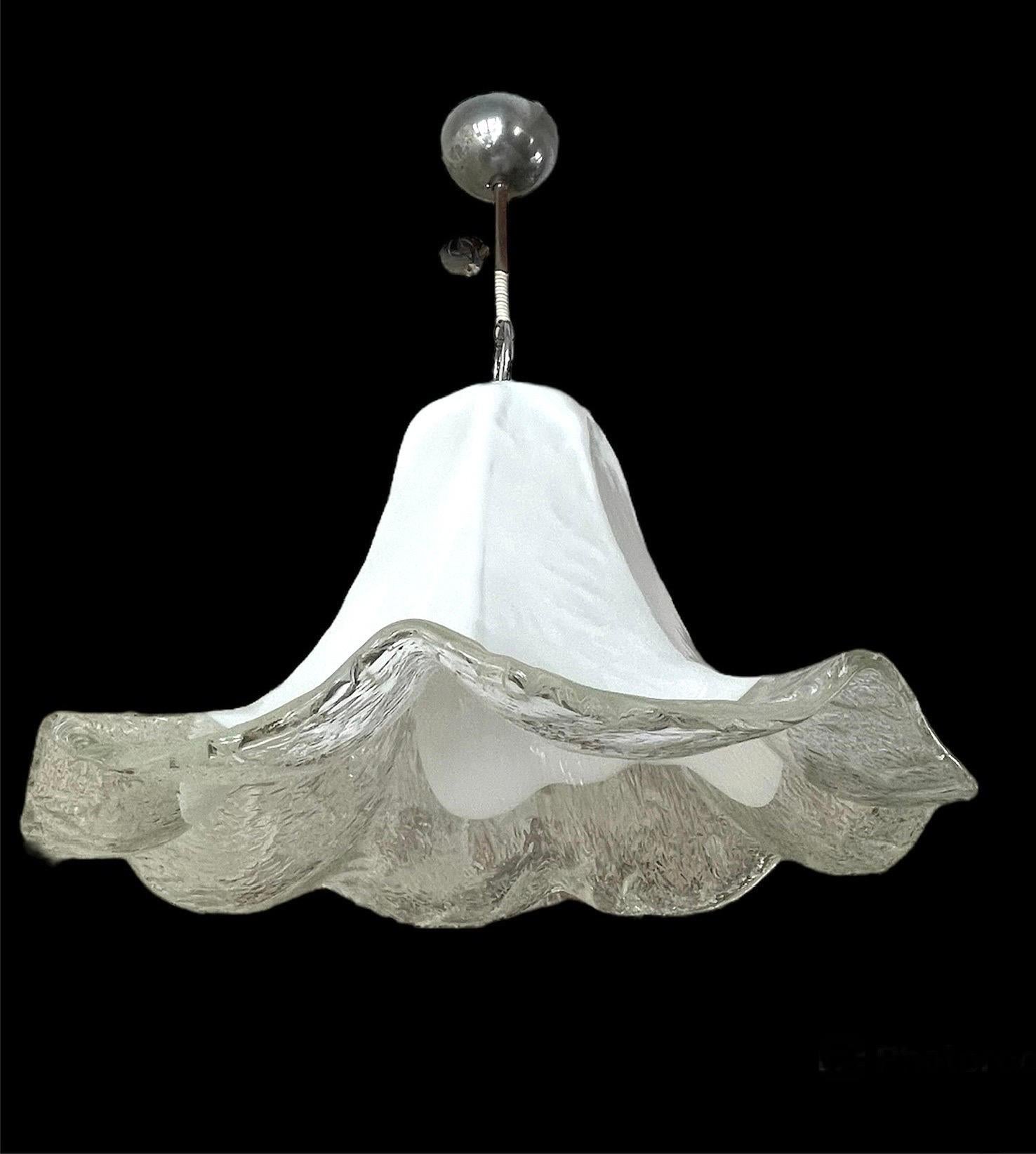 Mid-Century Modern Lustre Mazzega en verre blanc et chrome de Murano 52 cm, Italie, 1970 en vente