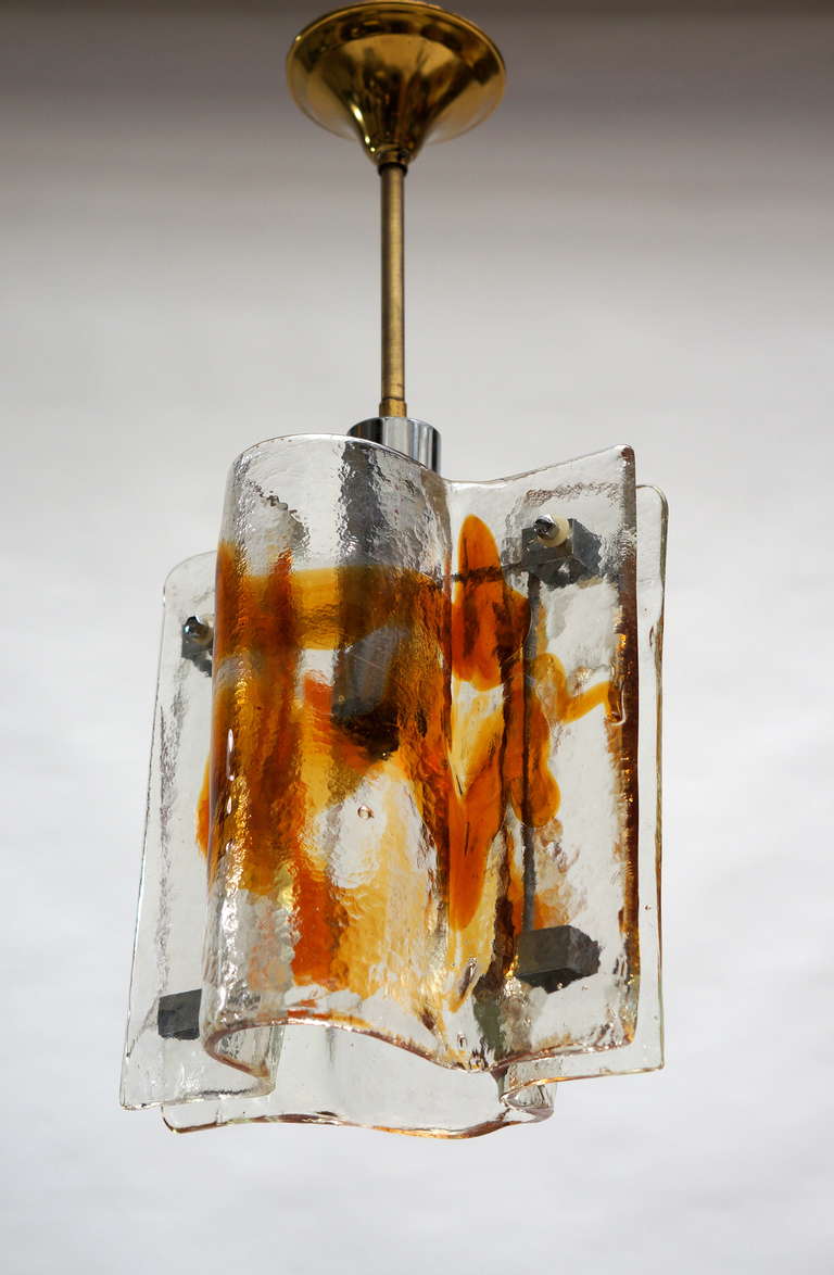 Mazzega-Kronleuchter aus geschwungenem Glas, klar und bernsteinfarben auf Chromrahmen (Ende des 20. Jahrhunderts) im Angebot