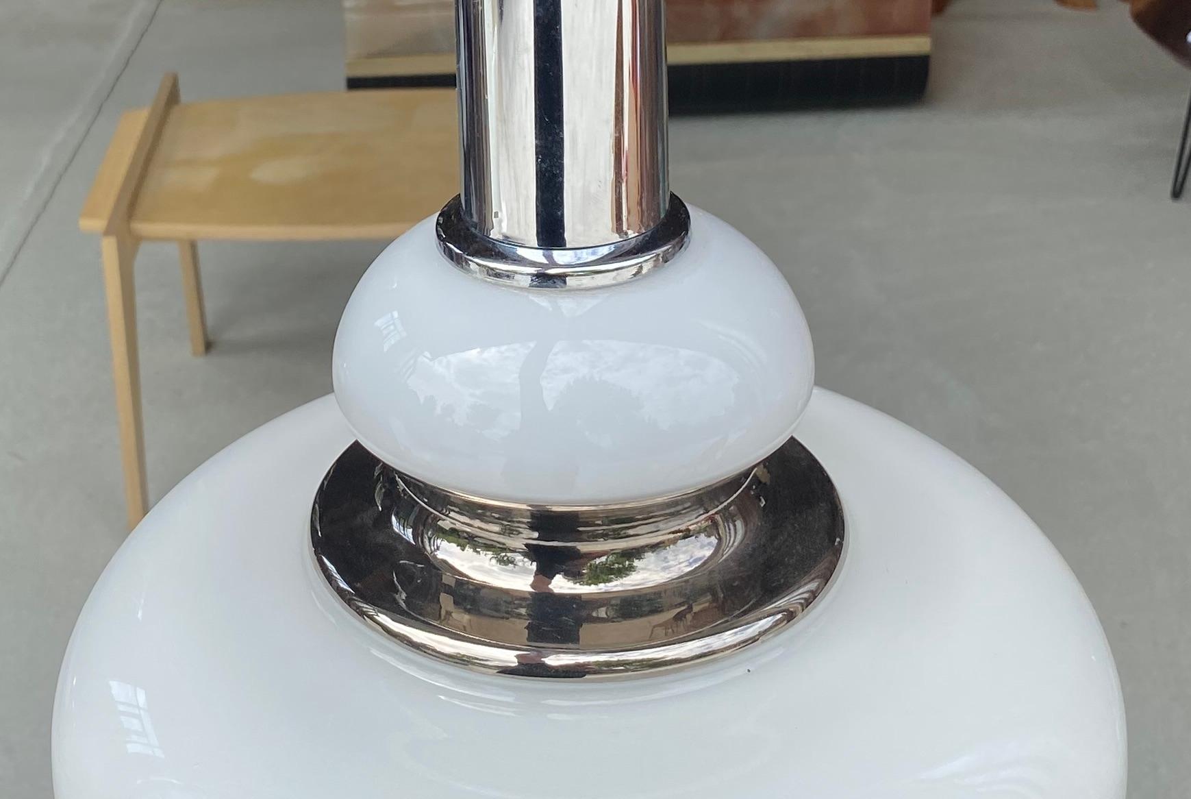 Mazzega DLG
Sospensione in vetro opalino e onice
perfette condizioni 1971
diametro 30 x H. 40 cm
