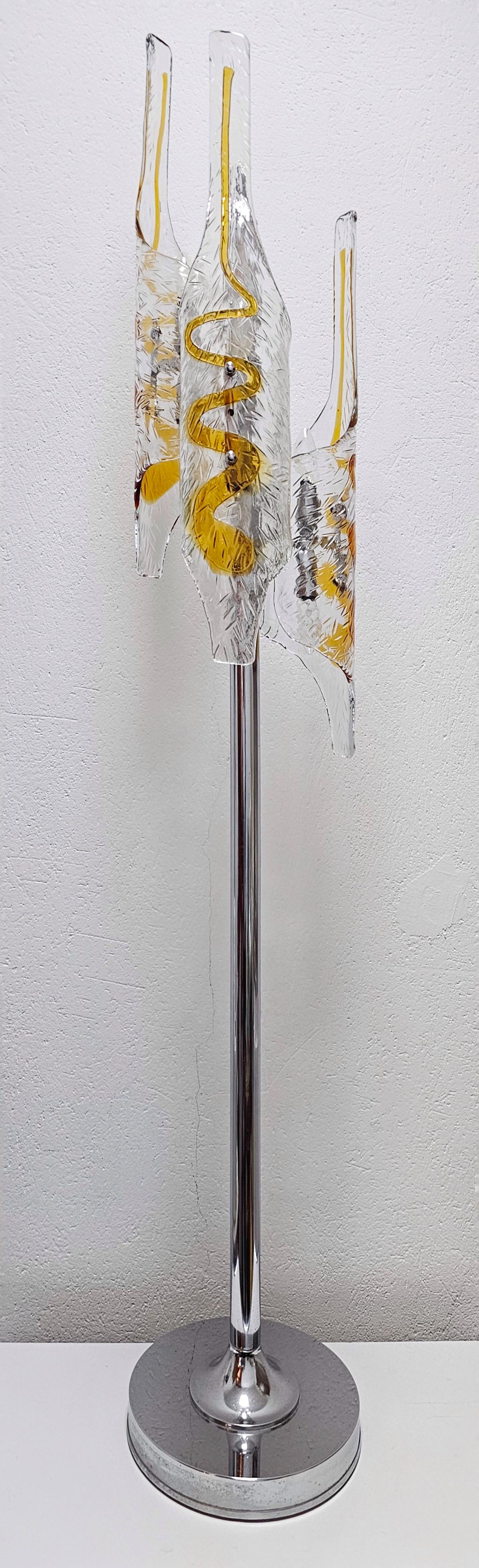 In this listing you will find a Mid Century Modern Murano textured glass floor lamp designed by Toni Zuccheri for Mazzega. It featured gorgeous organic shaped glass shades in clear and amber glass. Made in Italy in 1970s.

The lamp has 6 lights, 2