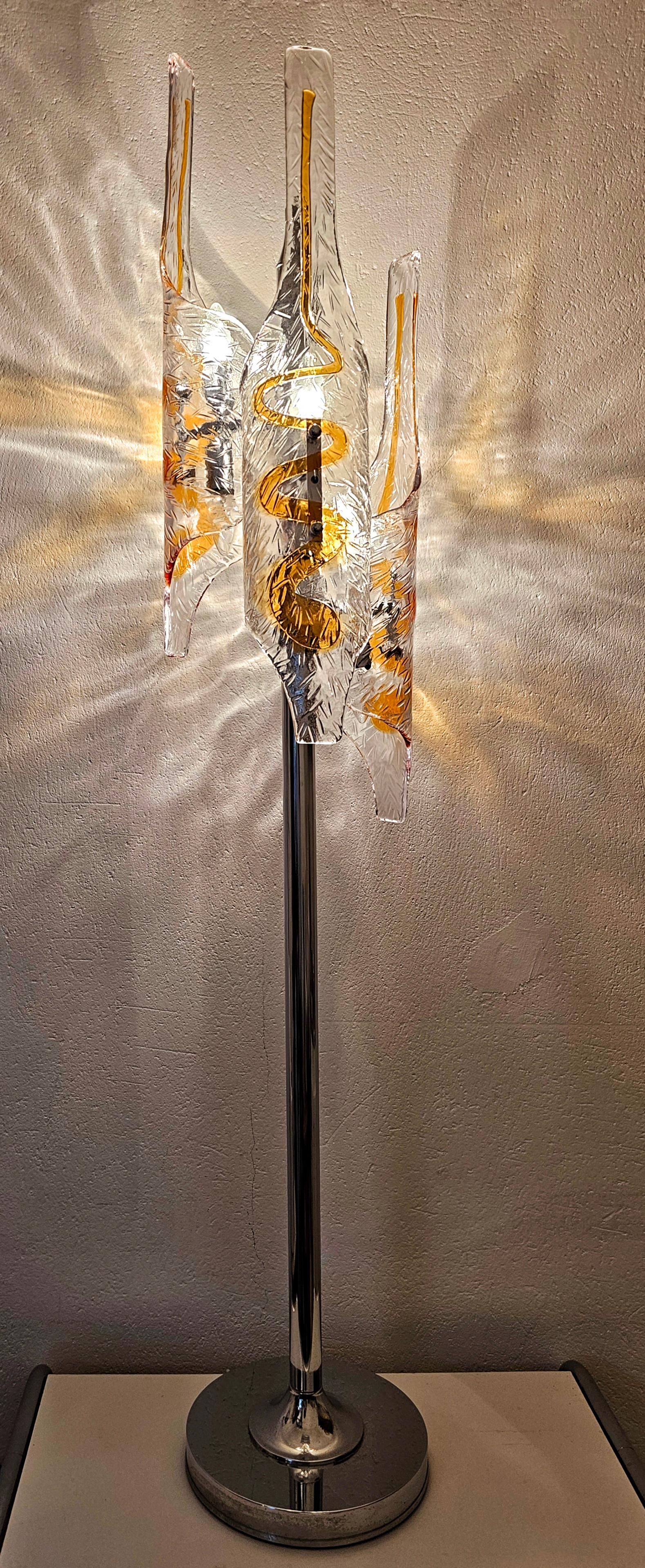 Postmoderne Lampadaire Mazzega de Toni Zuccheri en verre de Murano ambré et transparent, Italie, années 1970 en vente