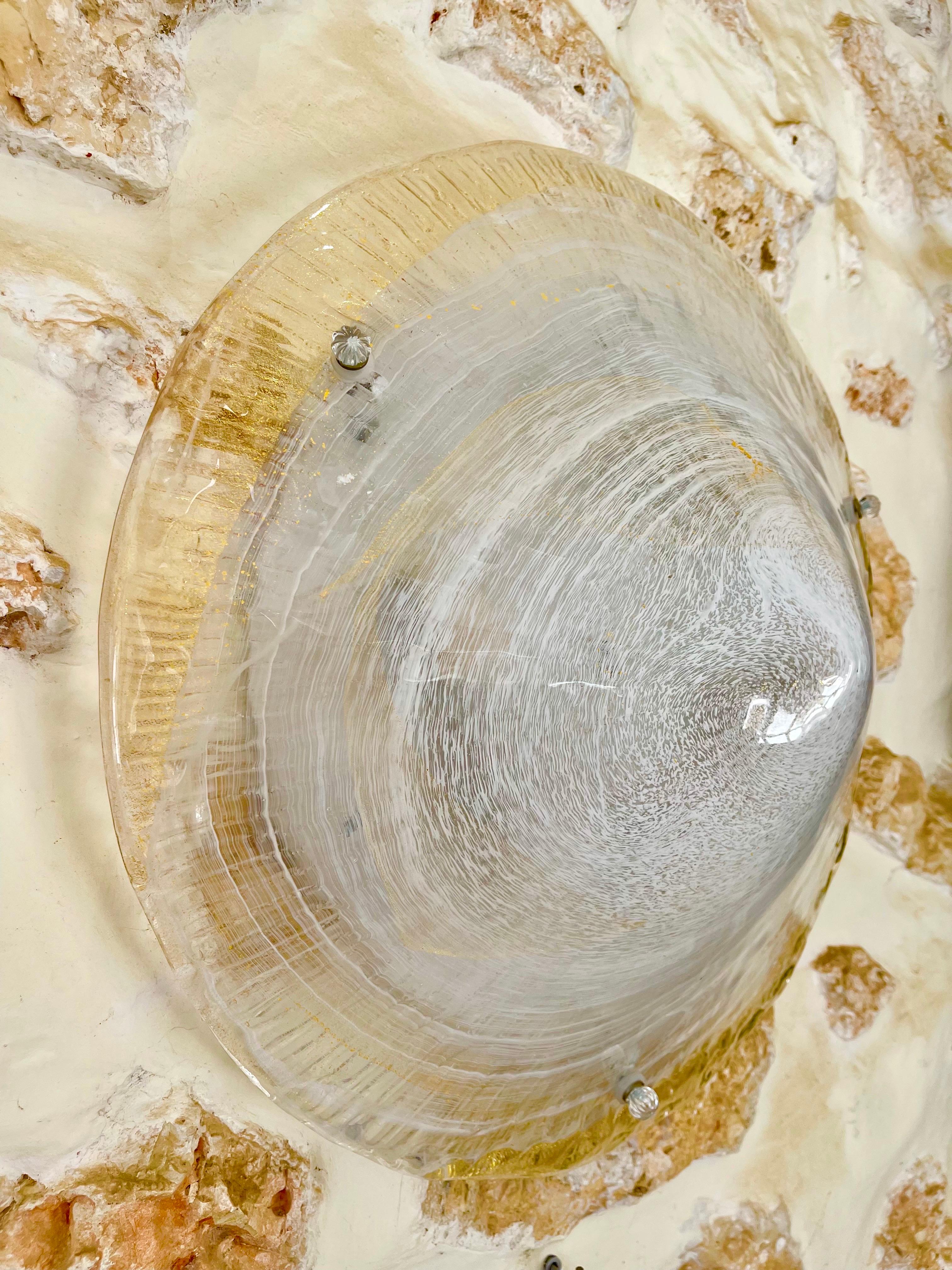 Eccezionale illuminazione Mazzega Murano in vetro dorato oversize con struttura in metallo. Il design e la qualità del vetro dorato rendono questo pezzo il migliore del design italiano.

Questo lampadario unico di Mazzega Murano in vetro dorato sono