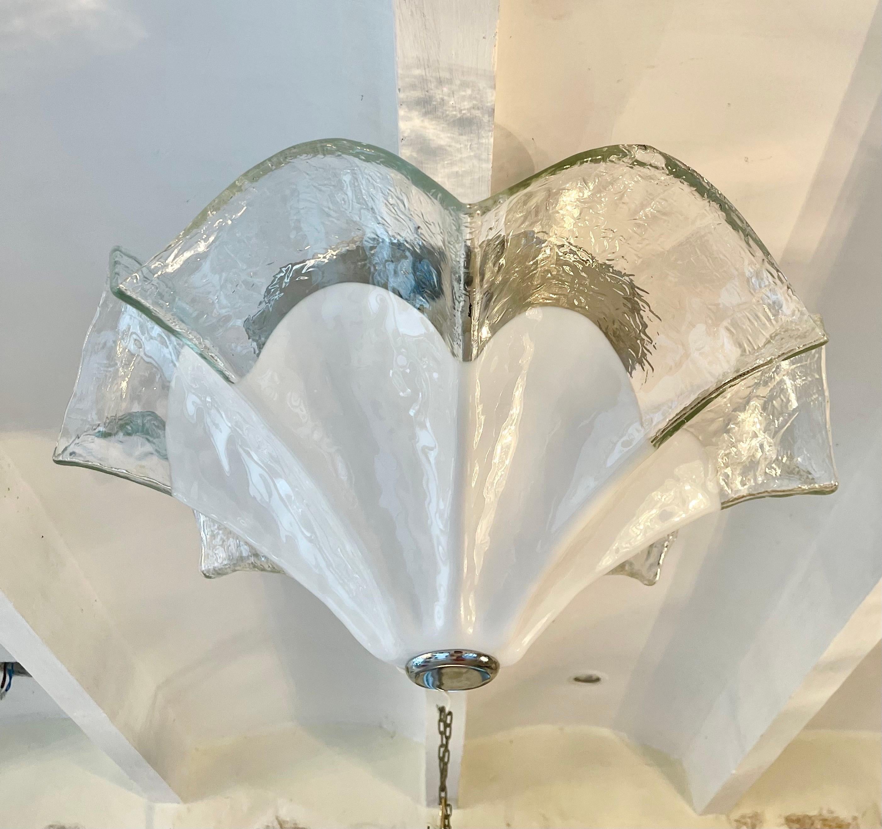 Exceptional Mazzega chandelier oversized white glass Murano with metal structure. The Design and the quality of the white glass make this piece the best of the italian Design.
This unique Mazzega chandelier in white glass murano are exceptional.