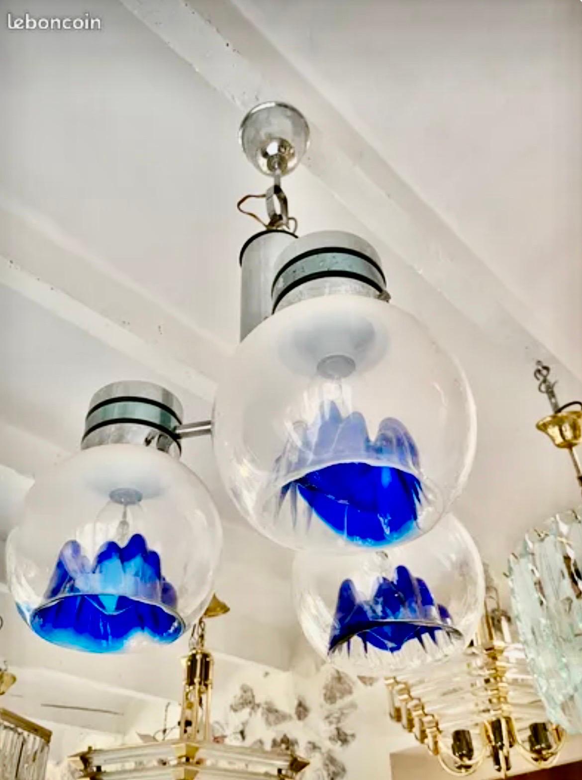 Superbe lustre Mazzega avec grand globe en verre bicolore Murano avec structure chromée. Le design et la qualité du verre font de cette pièce le meilleur du design italien.

Remise sur les frais de port ! 
Mazzega est une entreprise italienne qui