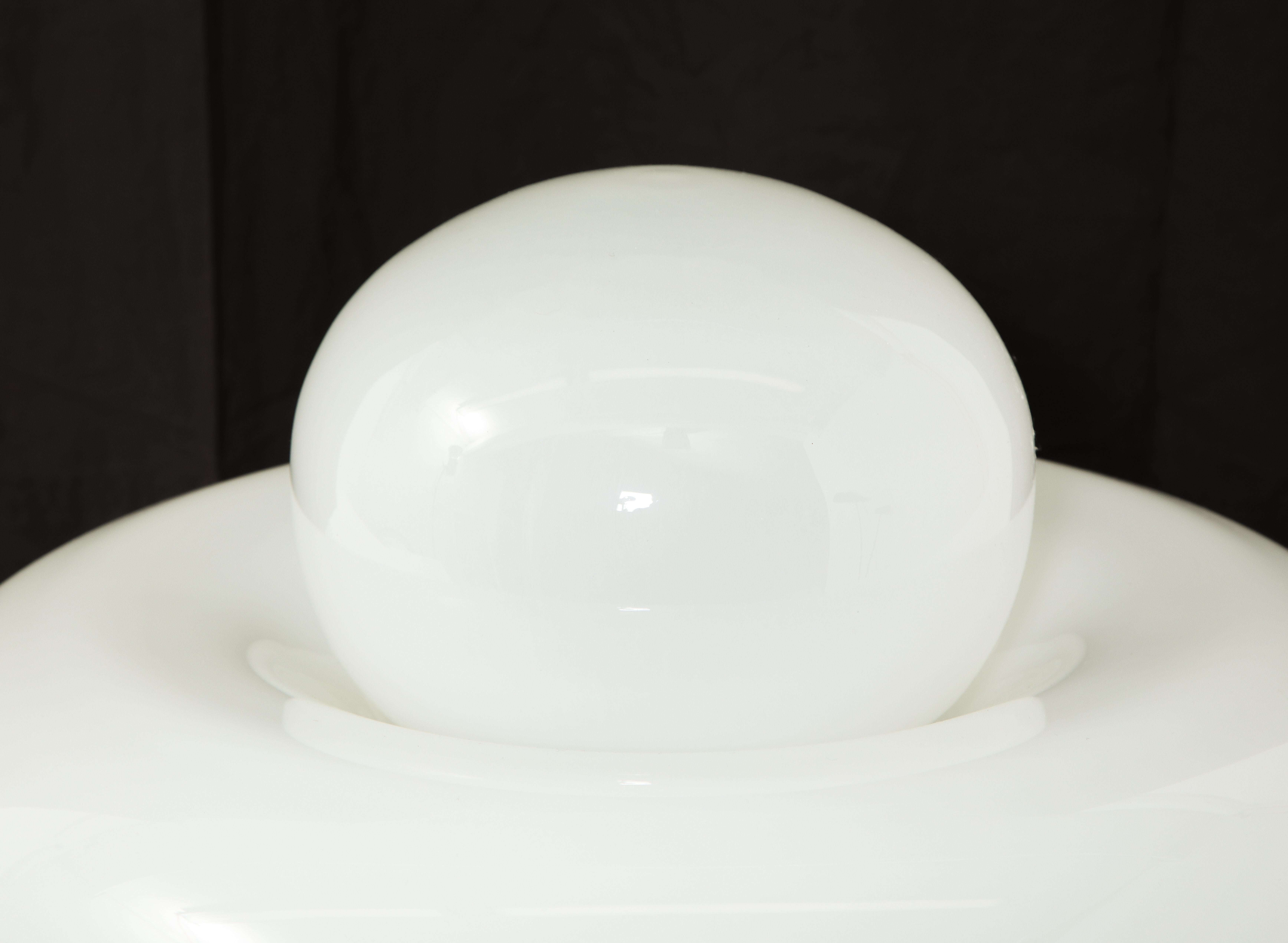 Grande lampada da tavolo di Mazzega Murano, realizzata a mano; il vetro è composto da due parti separate ed è dotato di prese multiple per l'illuminazione ambientale o luminosa. Ricablata.
