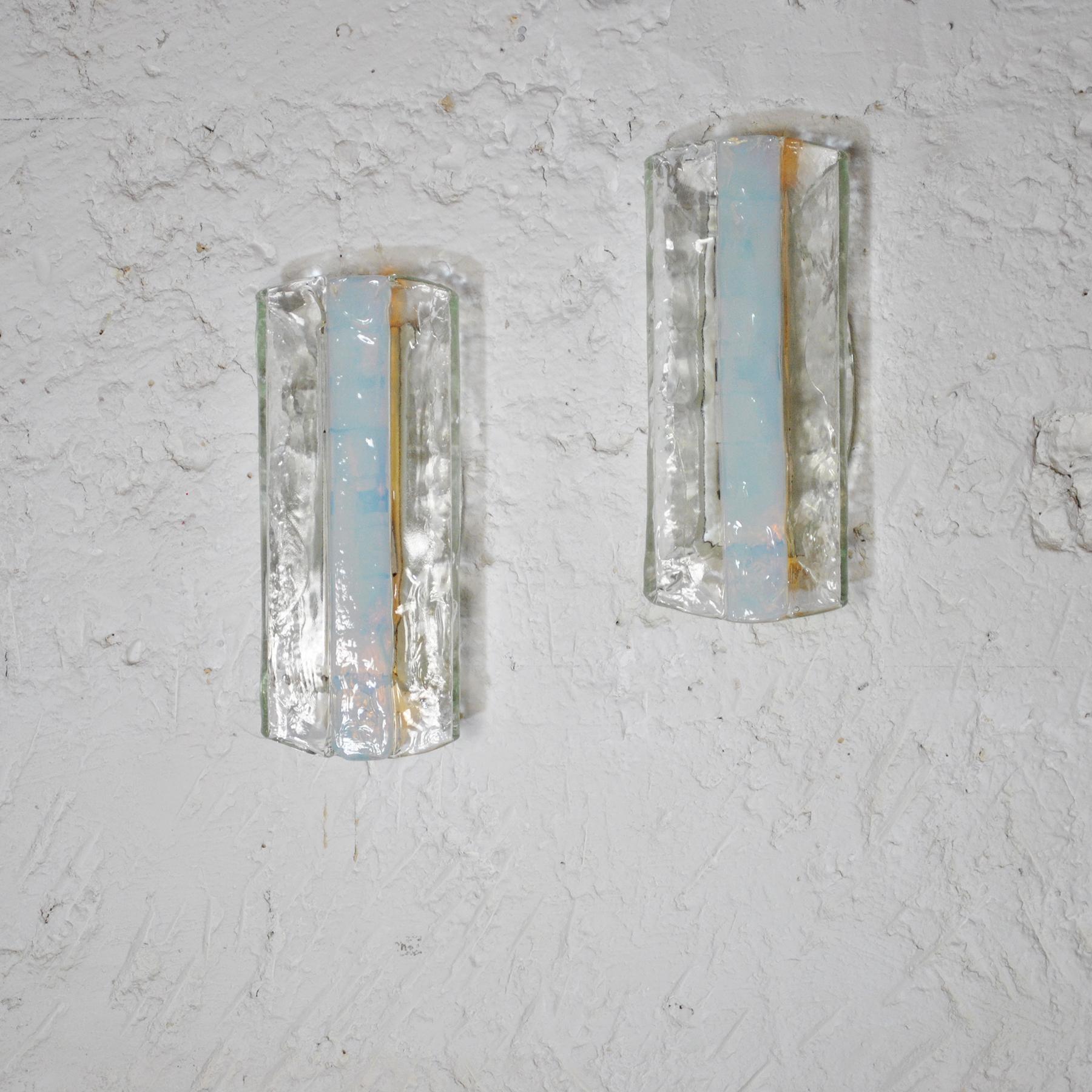 Ensemble de deux appliques Mazzega de l'entreprise vénitienne de soufflage de verre A.V. Mazzega. Le verre texturé transparent est orné d'une bande de verre opalescent fusionné, vert-bleu, appliquée au centre de chaque applique, dans des tons