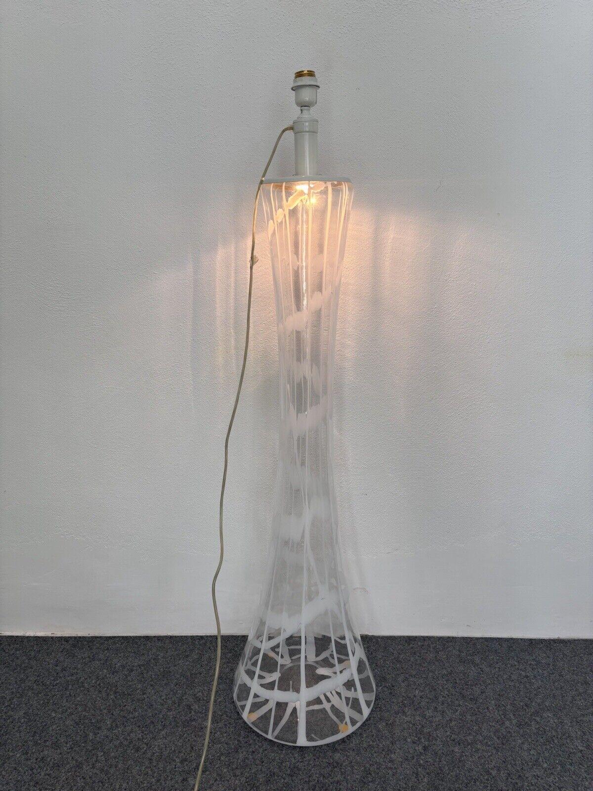 Mazzega Murano Floor Lamp 1970's Design Modernariato.

Entièrement en verre. Deux points de lumière

Article en très bon état de conservation, aucun défaut esthétique ou structurel n'est à signaler. (Voir photo)

Hauteur 142 cm

36 cm de diamètre