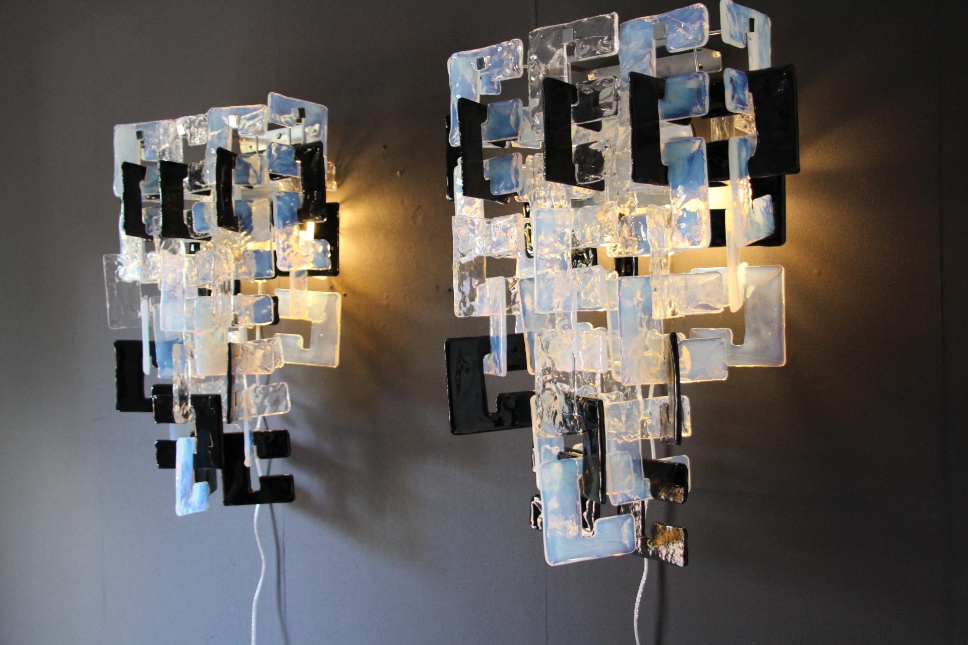 Mazzega Long Interlocking Sconces in Opalescent, Crystal and black Glass  In Good Condition For Sale In Saint-Ouen, FR