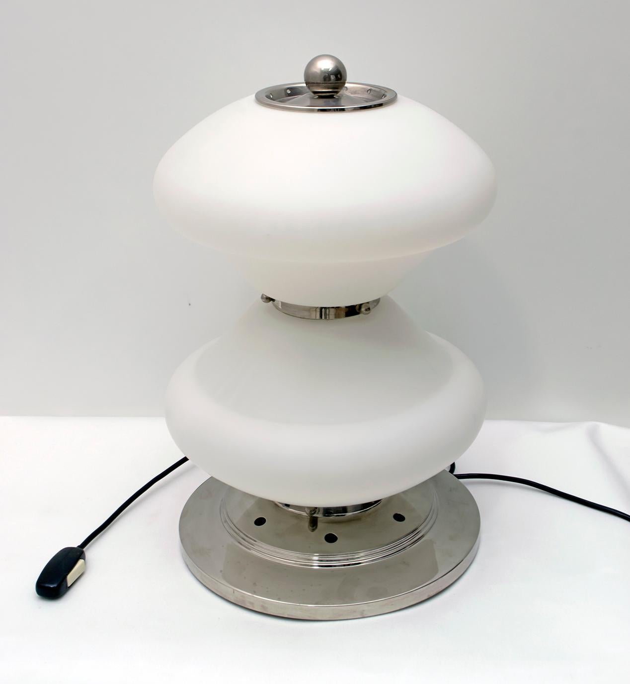 Moderne Mazzega-Tischlampe aus Chrom und Murano-Opalglas aus der Mitte des Jahrhunderts, 1960er Jahre im Angebot 4