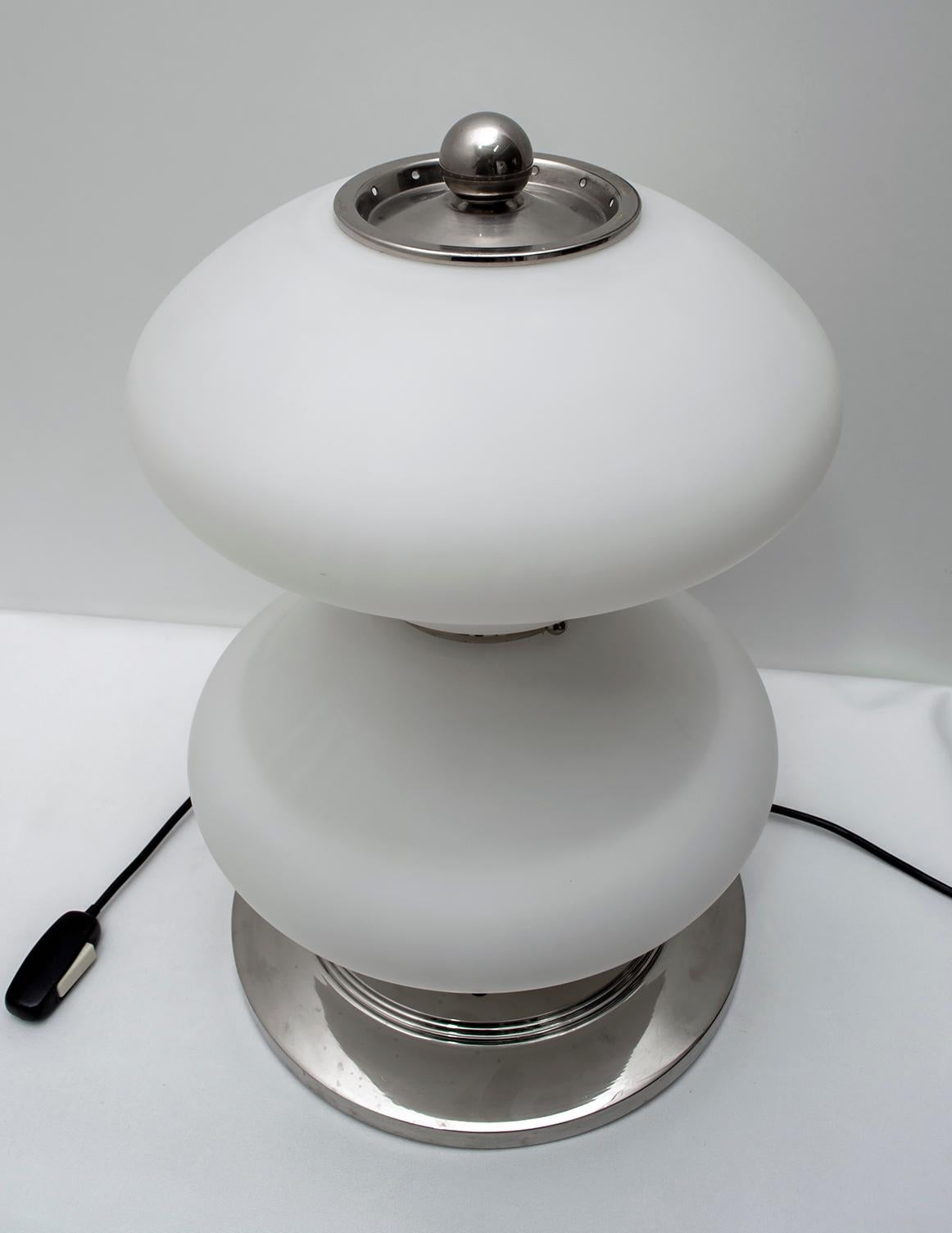 Moderne Mazzega-Tischlampe aus Chrom und Murano-Opalglas aus der Mitte des Jahrhunderts, 1960er Jahre im Angebot 8