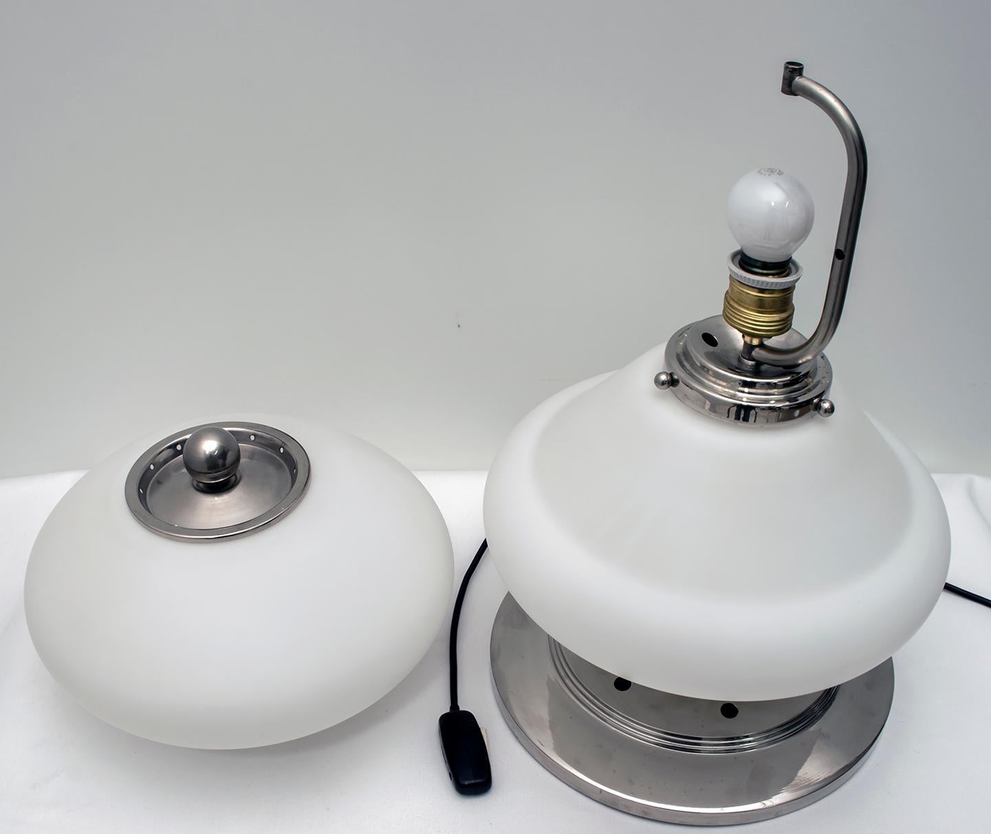 Moderne Mazzega-Tischlampe aus Chrom und Murano-Opalglas aus der Mitte des Jahrhunderts, 1960er Jahre im Angebot 11
